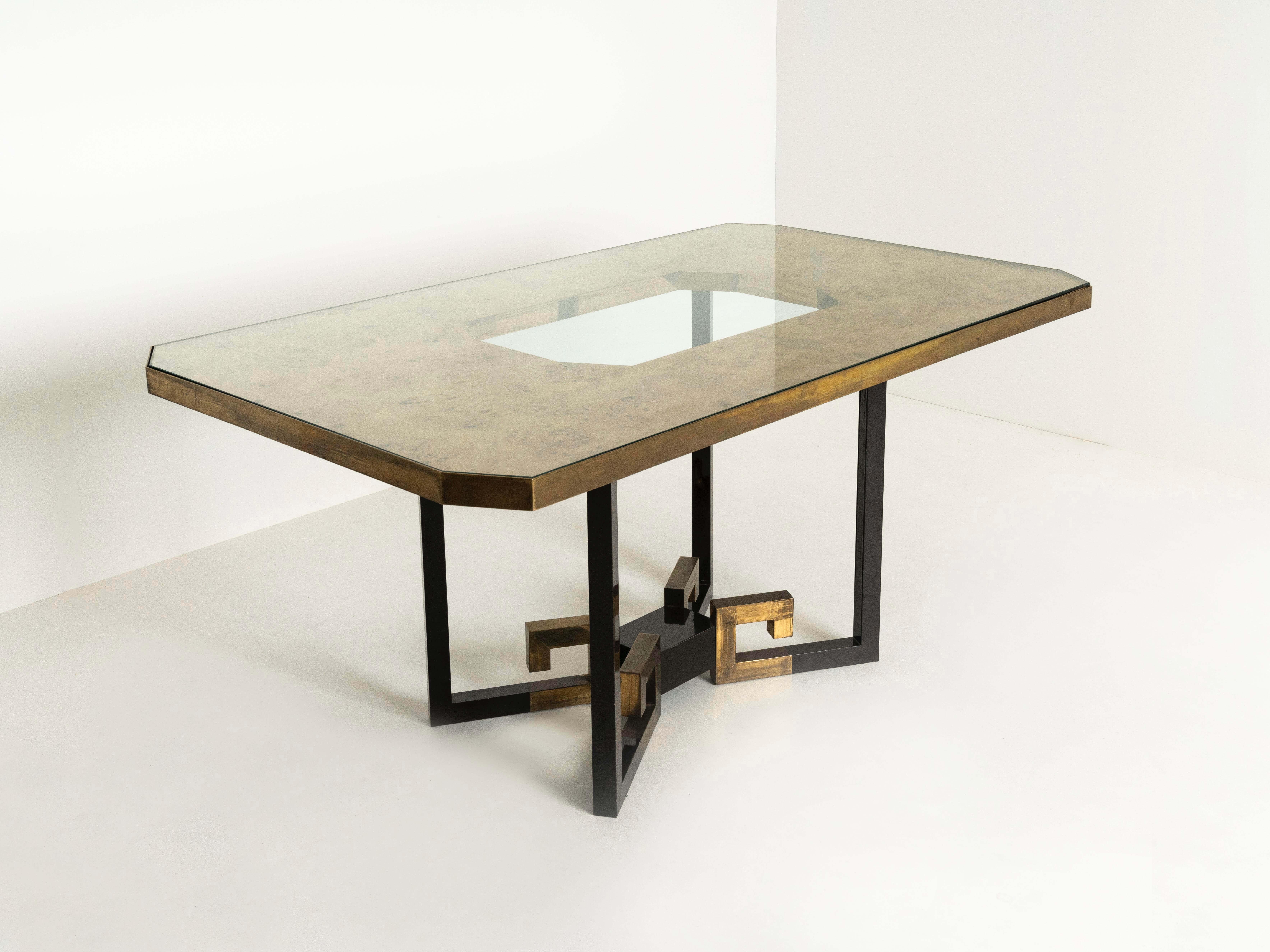 Questo tavolo da pranzo di Sandro Petti per Angolometallarte degli anni '70 è uno dei nostri articoli preferiti. Ci piace la combinazione di metallo cromato nero, piedini in ottone e piano in vetro. Sotto il piano in vetro c'è anche un pannello in
