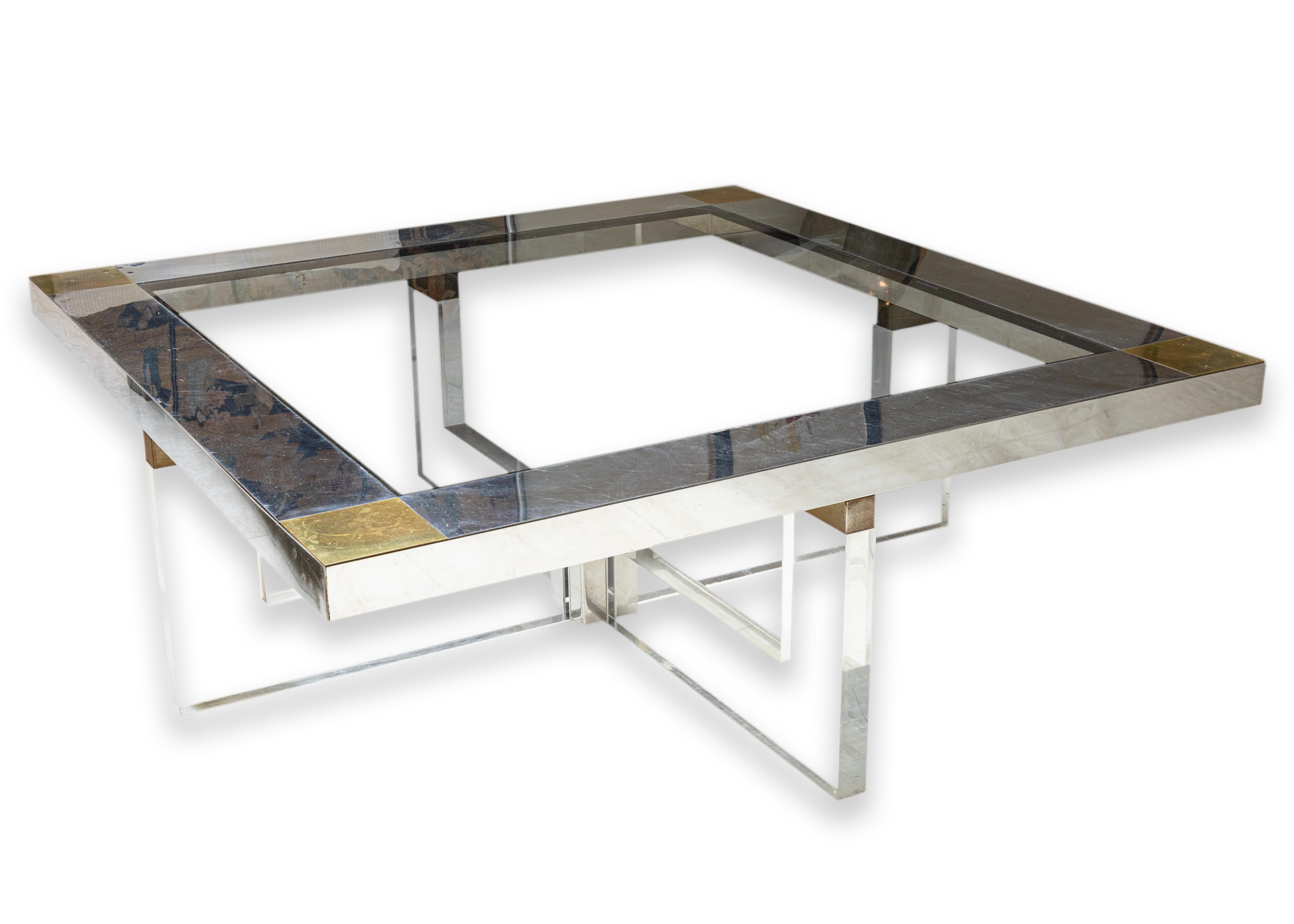 Table basse de Sandro Petti pour Angelo Metal Arte. Cette table basse italienne moderne et contemporaine présente un bel ensemble de matériaux classiques. La table a un design carré avec un plateau en verre carré, un cadre chromé argenté avec des