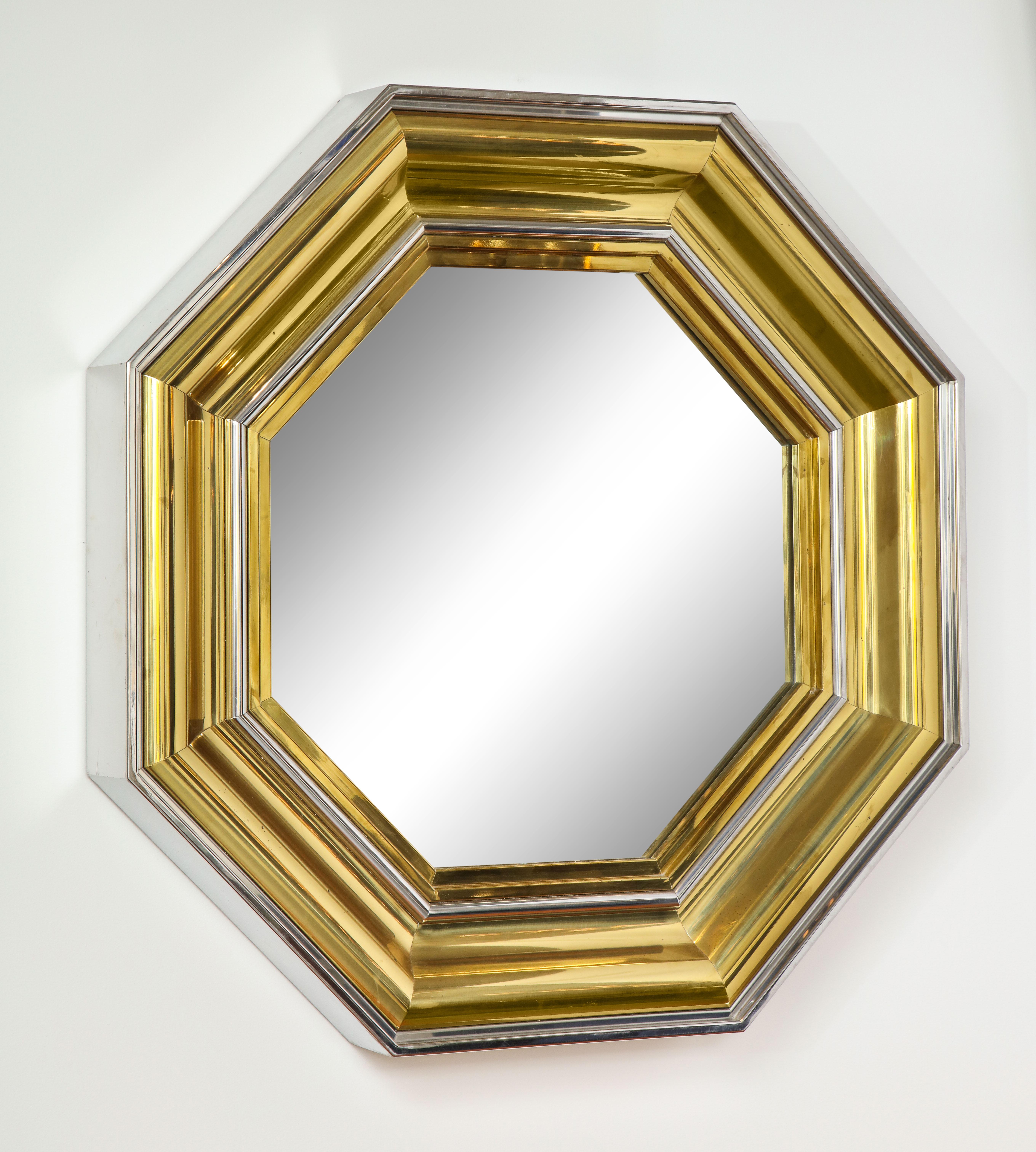 Conçu par Sandro Petti pour Maison Jansen, miroir octogonal exquis en laiton et chrome, Production Metallarte, Italie, années 1970. Icône des années 1970 par sa grande taille et son choix de matériaux, ce miroir saisissant et chic est construit de