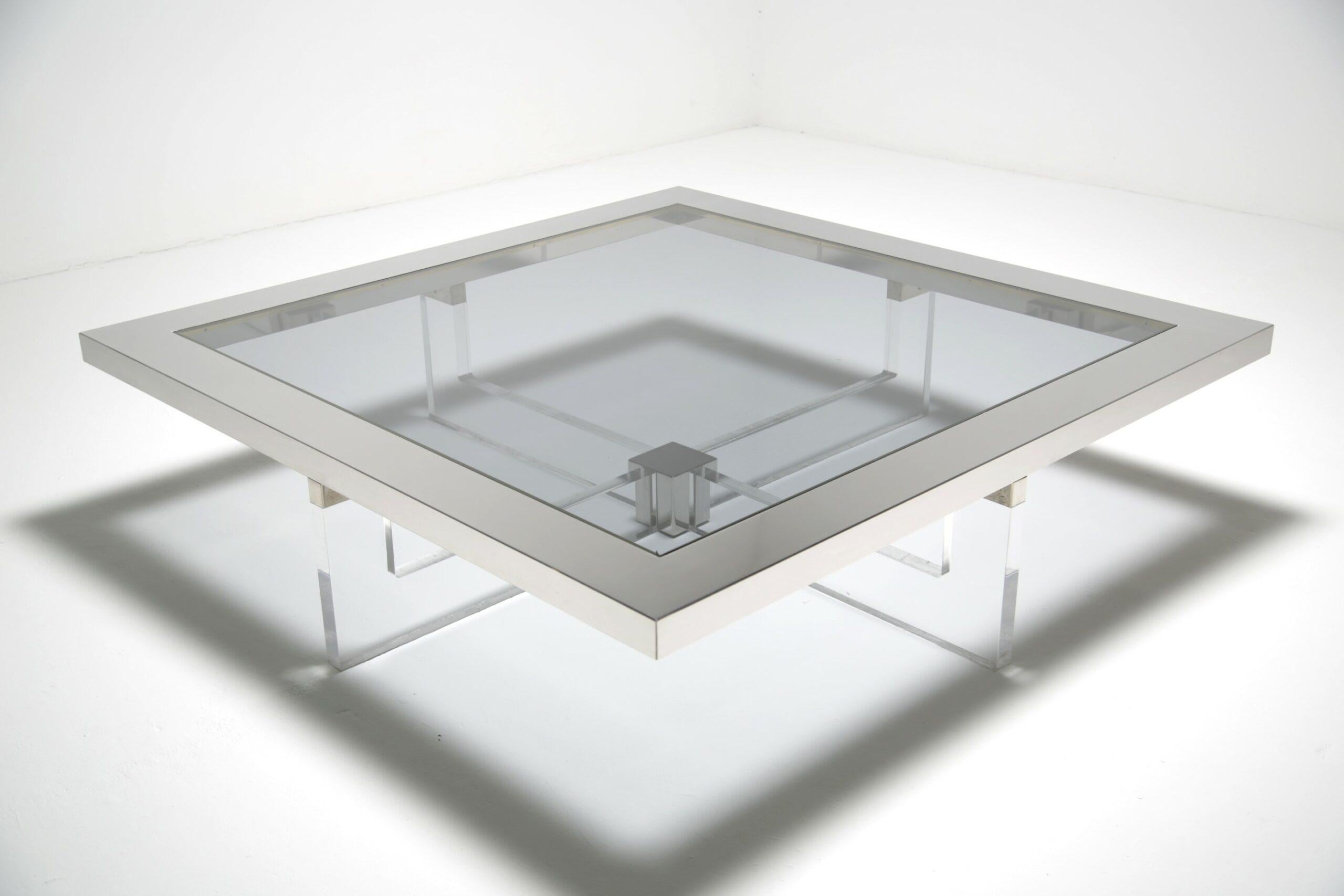 Esta llamativa mesa de centro de los años 70, obra de Sandro Petti para Angelo Metalarte, es puro glamour italiano de mediados de siglo. La atrevida combinación de una gruesa pata de lucita y una elegante estructura de acero crea un magnífico