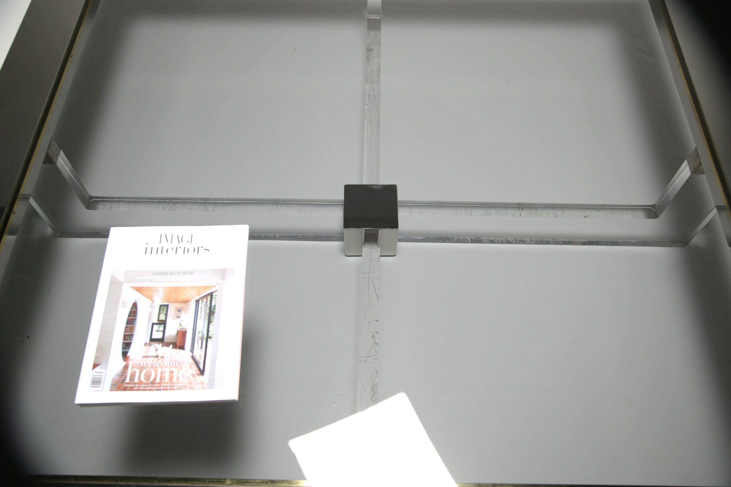 Sandro Petti Mesa de centro italiana de mediados de siglo de lucita, acero, latón y cristal en venta 1
