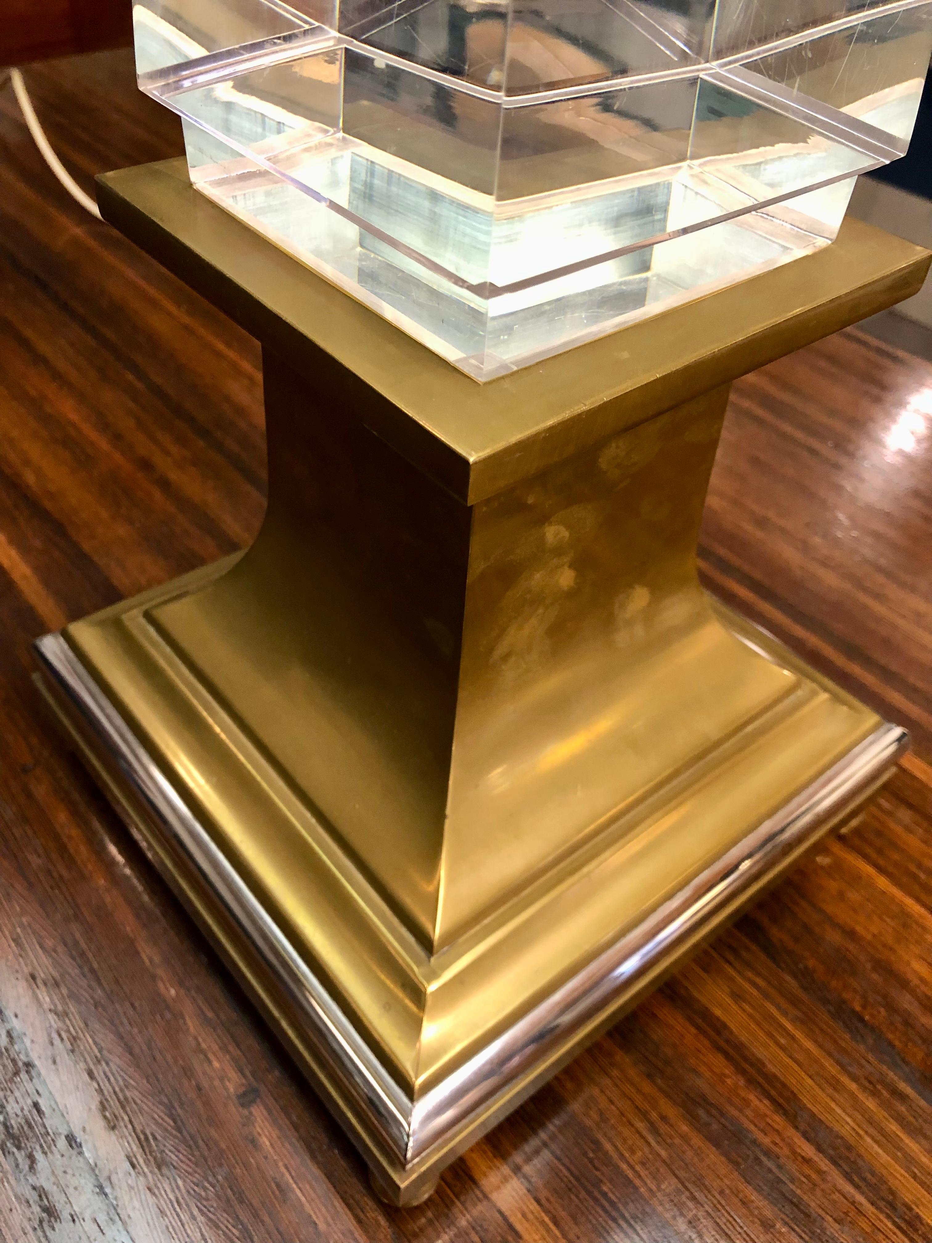 Sandro Petti obelisk lamp for maison Jansen in the seventies.
Made of lucite and brass.
This ambiance light is very stylish and very high quality standards production.