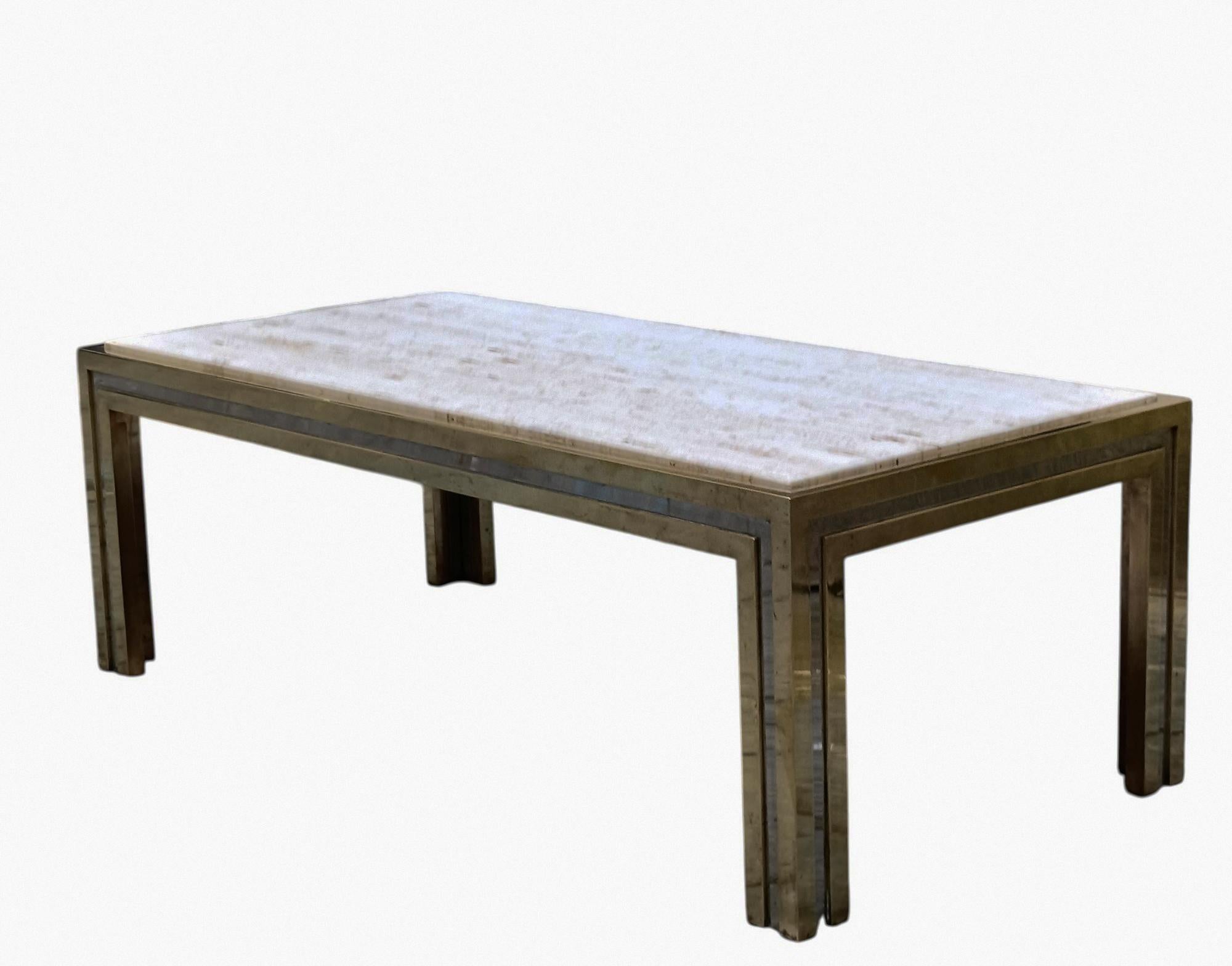 Tavolo da cocktail rettangolare disegnato da Sandro Petti e prodotto dal laboratorio L'Angolo Metallarte, Roma.
Base in ottone e cromo e piano in marmo travertino.
Sandro Petti era un architetto ischitano di Avant Garde che ha disegnato per Maison