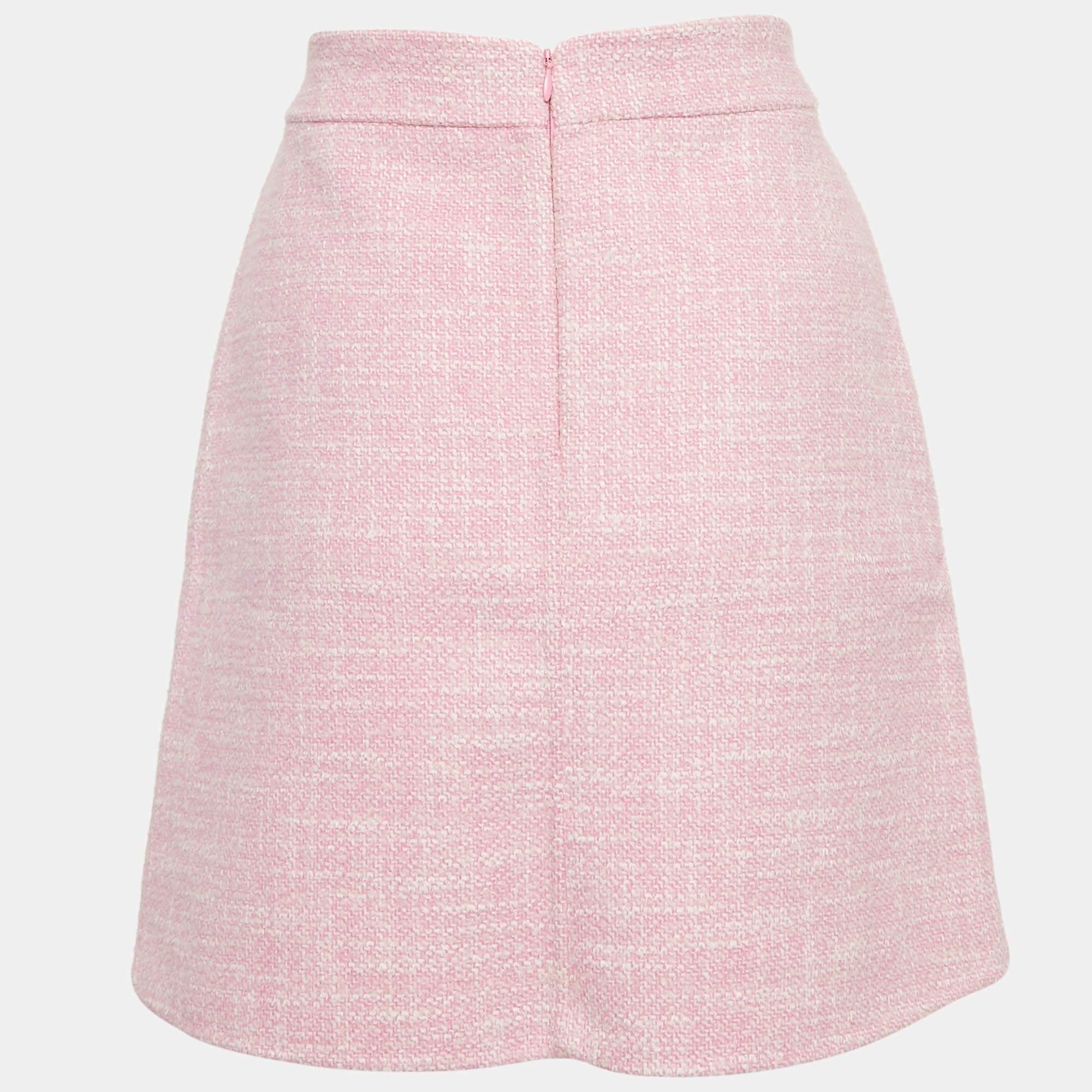 Cette jolie jupe est joliment cousue dans un tissu fin. Cette jupe confortable de créateur a une silhouette flatteuse. Associez-le à un simple haut et à des talons à lanières pour un look chic.