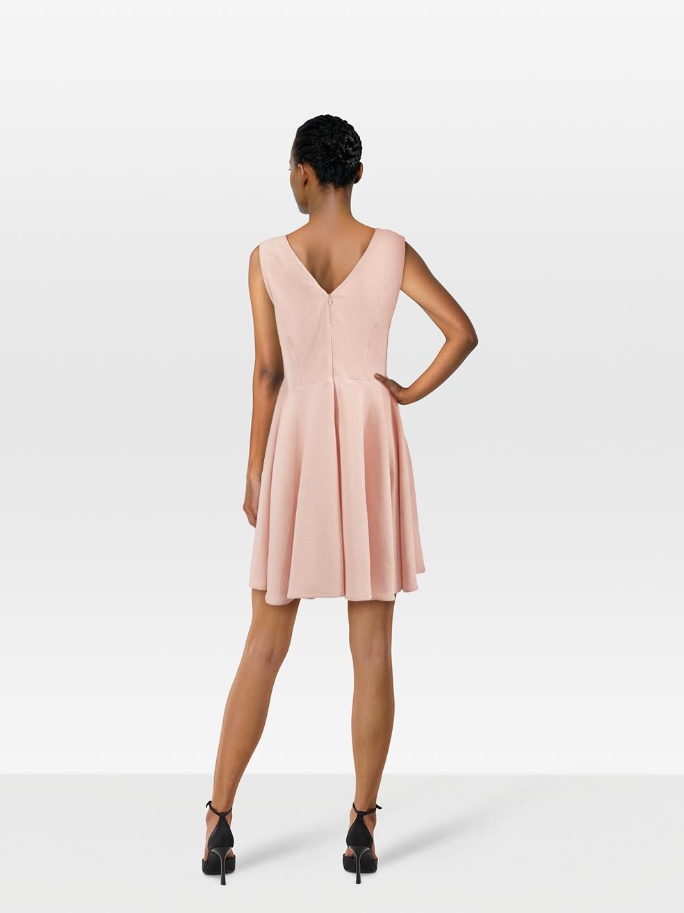 El ESTADO es Muy bueno. Apenas se aprecia desgaste en el vestido de este artículo usado de reventa del diseñador Sandro.
 
 
 
 Detalles
 
 
 Rosa
 
 Poliéster
 
 Vestido
 
 Sin mangas
 
 Mini
 
 Falda skater
 
 Cuello en V
 
 Cremallera trasera
 
