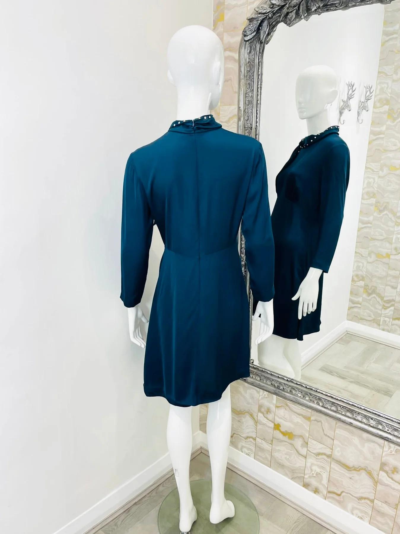 Sandro Kleid aus Satin und Kristall (Schwarz) im Angebot