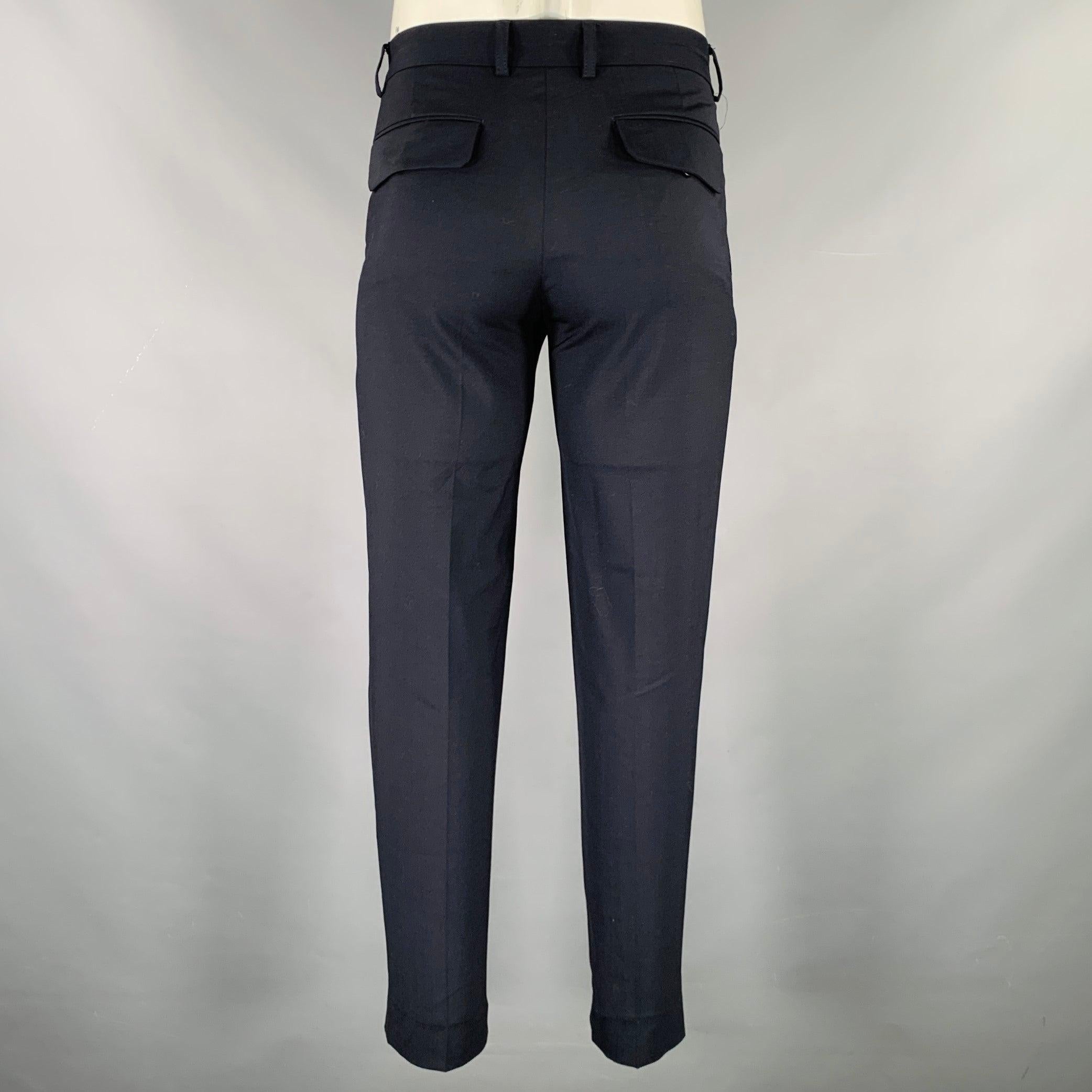 Pantalon habillé Sandro
en laine mélangée marine, avec un devant plat, une jambe droite et une fermeture à glissière. Note : cet article a été modifié, veuillez vérifier les mesures.Très bon état d'occasion. Petite marque sur la poche arrière
