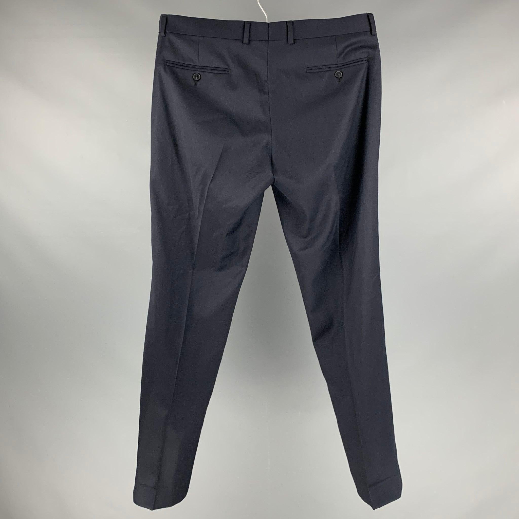 SANDRO
pantalon habillé en tissu de laine marine, avec une coupe régulière et une fermeture à glissière. Très bon état d'origine. Signes mineurs d'usure. 

Marqué :  P4208W 

Mesures : 
 Taille : 34 pouces Taille : 8.5 pouces Entrejambe : 31.5