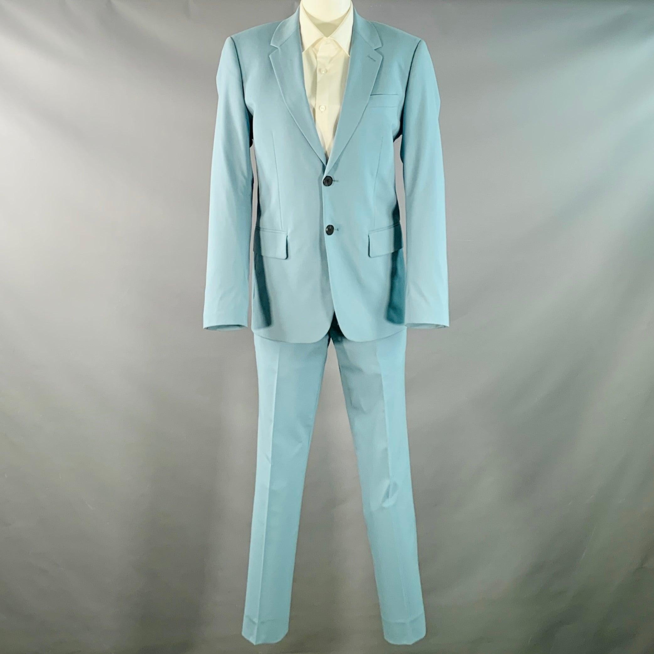 SANDRO
Costume en laine vierge bleue mélangée extensible avec doublure complète, comprenant un manteau de sport à double boutonnage avec revers échancré et un pantalon assorti à devant plat.
Note : ce vêtement a été modifié par un professionnel.