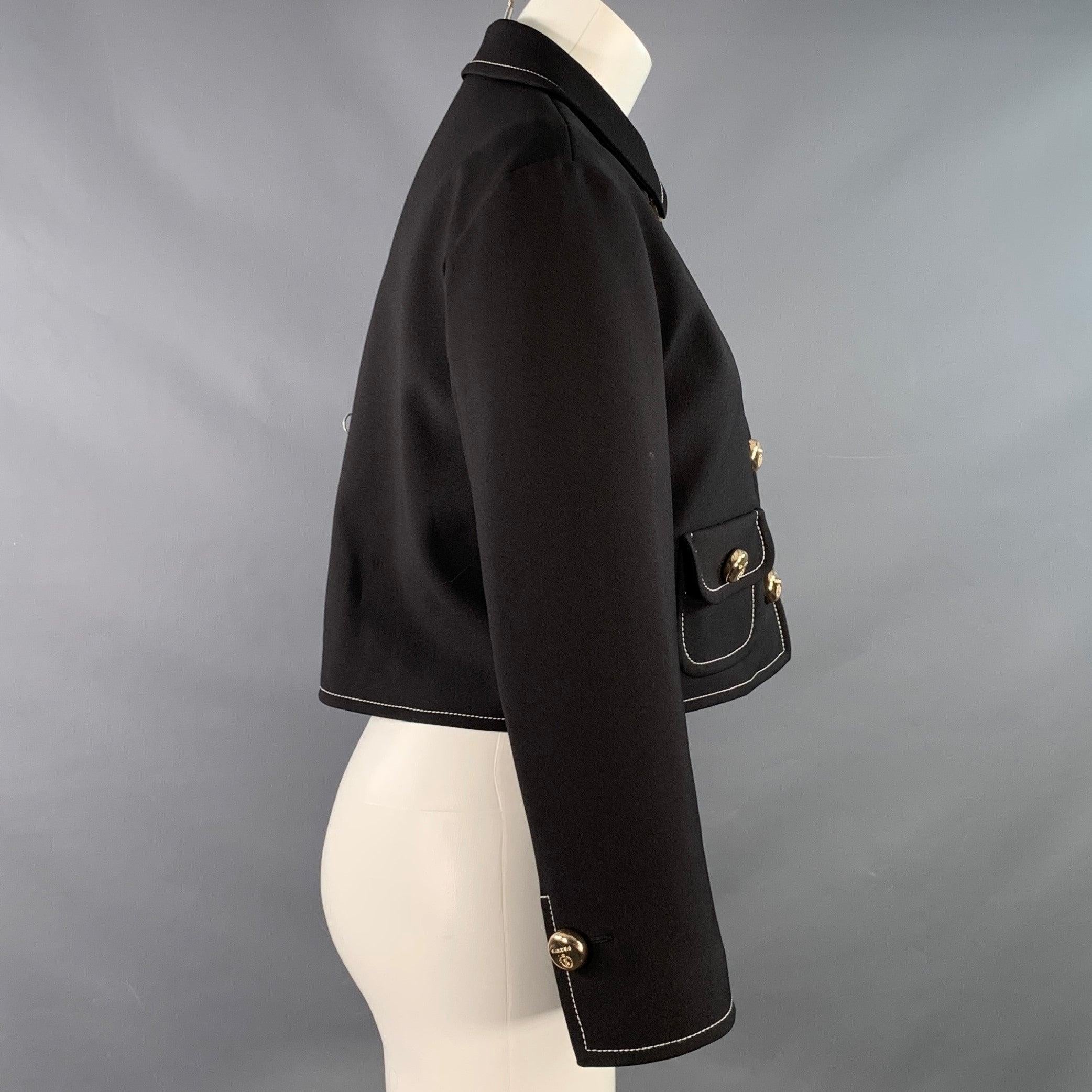 SANDRO Jacke
aus schwarzem Polyester-Stretch-Gemisch mit weißen Kontrastnähten, verkürzter Passform, zwei kleinen Taschen und Knopfverschluss mit goldfarbenen Logoknöpfen. Sehr guter, gebrauchter Zustand. Kleiner Fleck auf dem Ärmel. 

Markiert:  