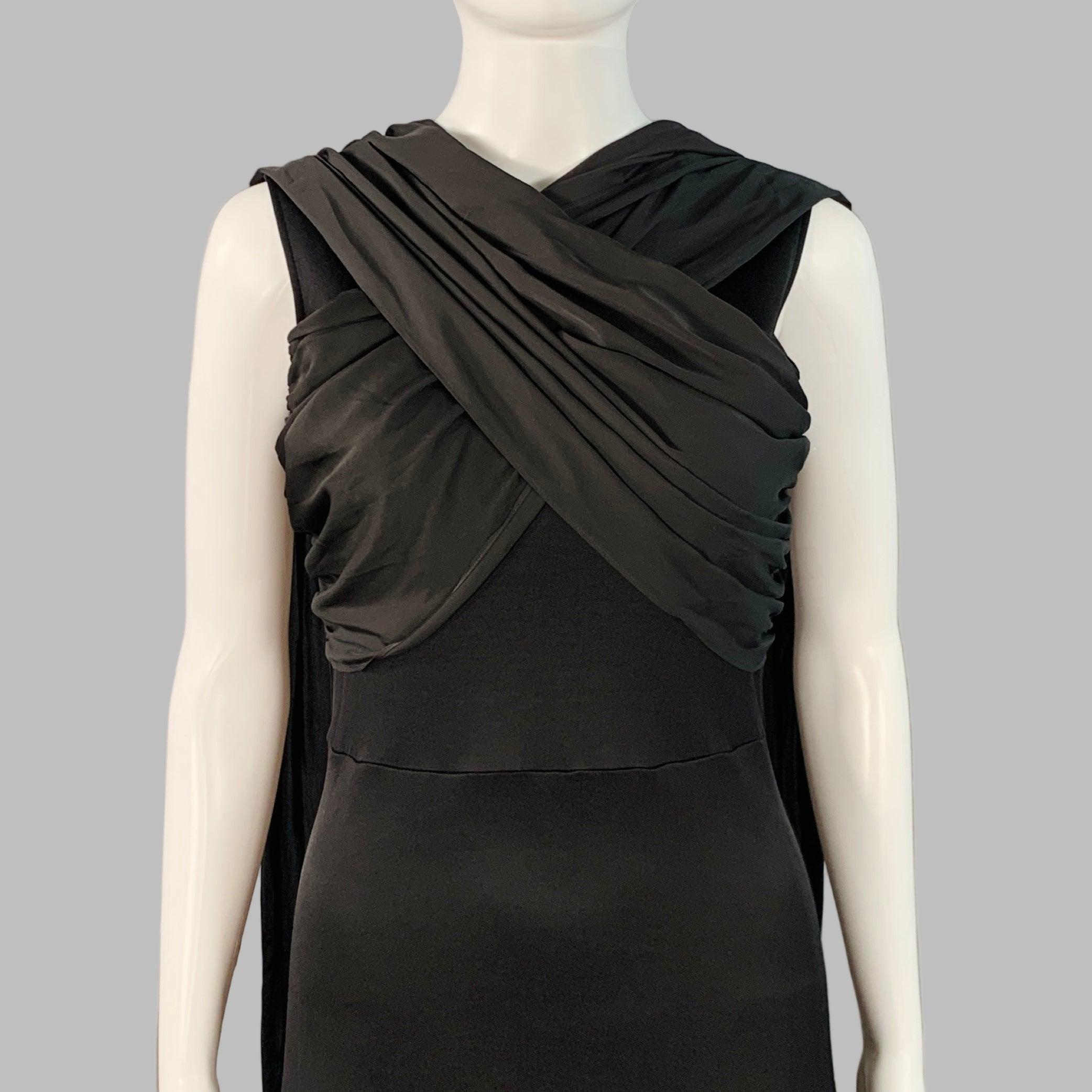 Robe longue Sandro
en viscose mélangée noire, sans manches, avec des panneaux enveloppants en mousseline de soie transparente qui se croisent sur la poitrine. Fabriqué au Portugal. Très bon état. Signes mineurs d'usure. 

Marqué :   S 

Mesures : 

