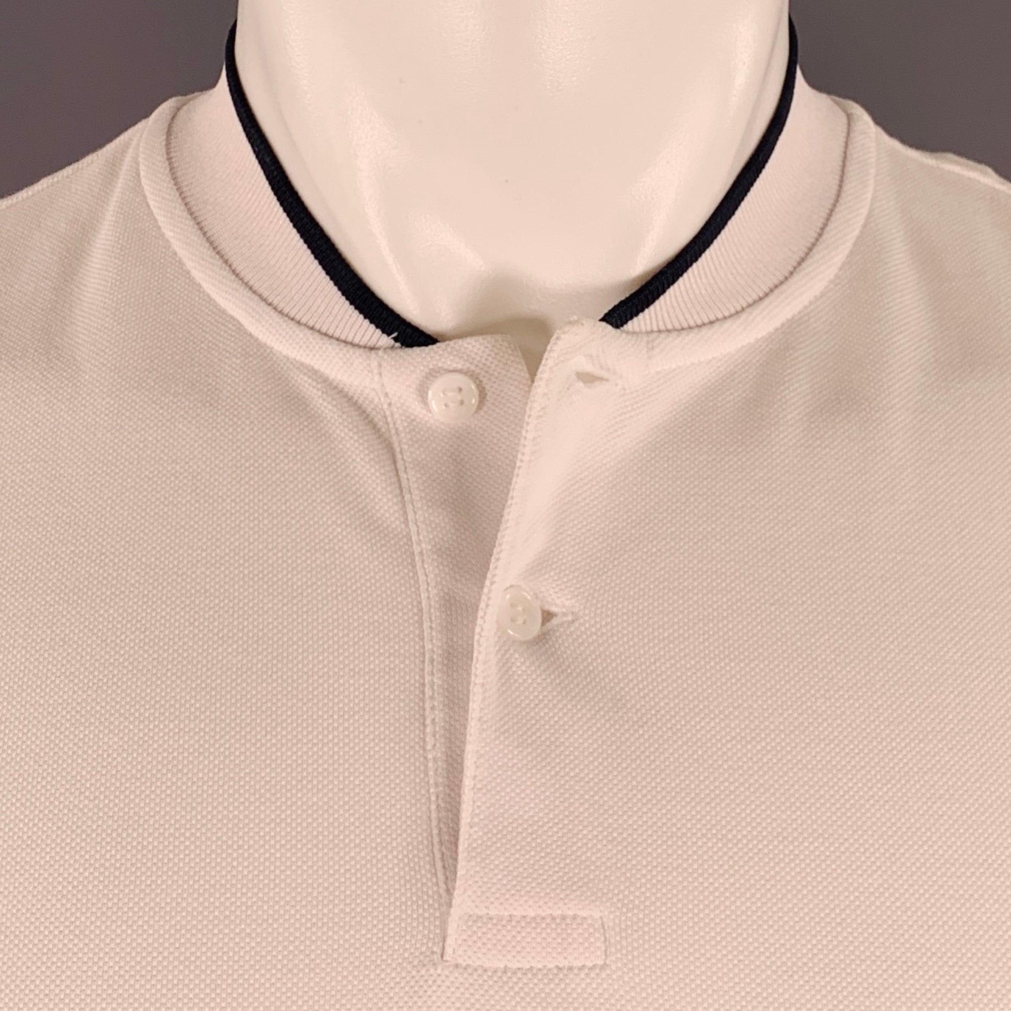 Polo di Sandro in cotone bianco, senza colletto, con orlo a coste e chiusura a mezzo bottone. Buone condizioni d'uso. Segni moderati, così com'è. 

Contrassegnato:   S 

Misure: 
 
Spalla: 17 pollici Petto: 38 pollici Manica: 8 pollici Lunghezza: 25