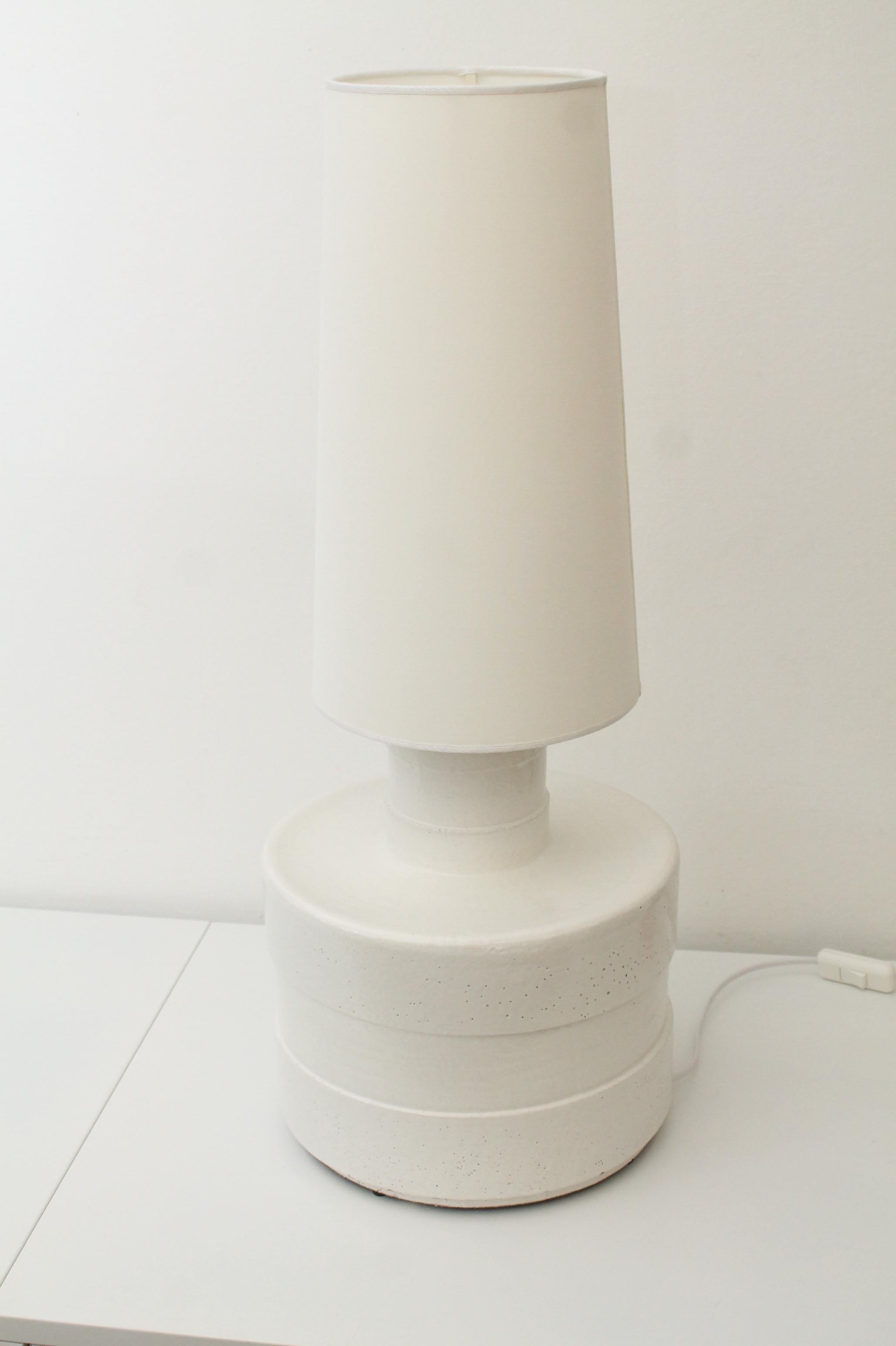 italien Sandro SORAVIA // Lampe de table en céramique des années 1970, The Moderns (74h x 30d en cm)  en vente