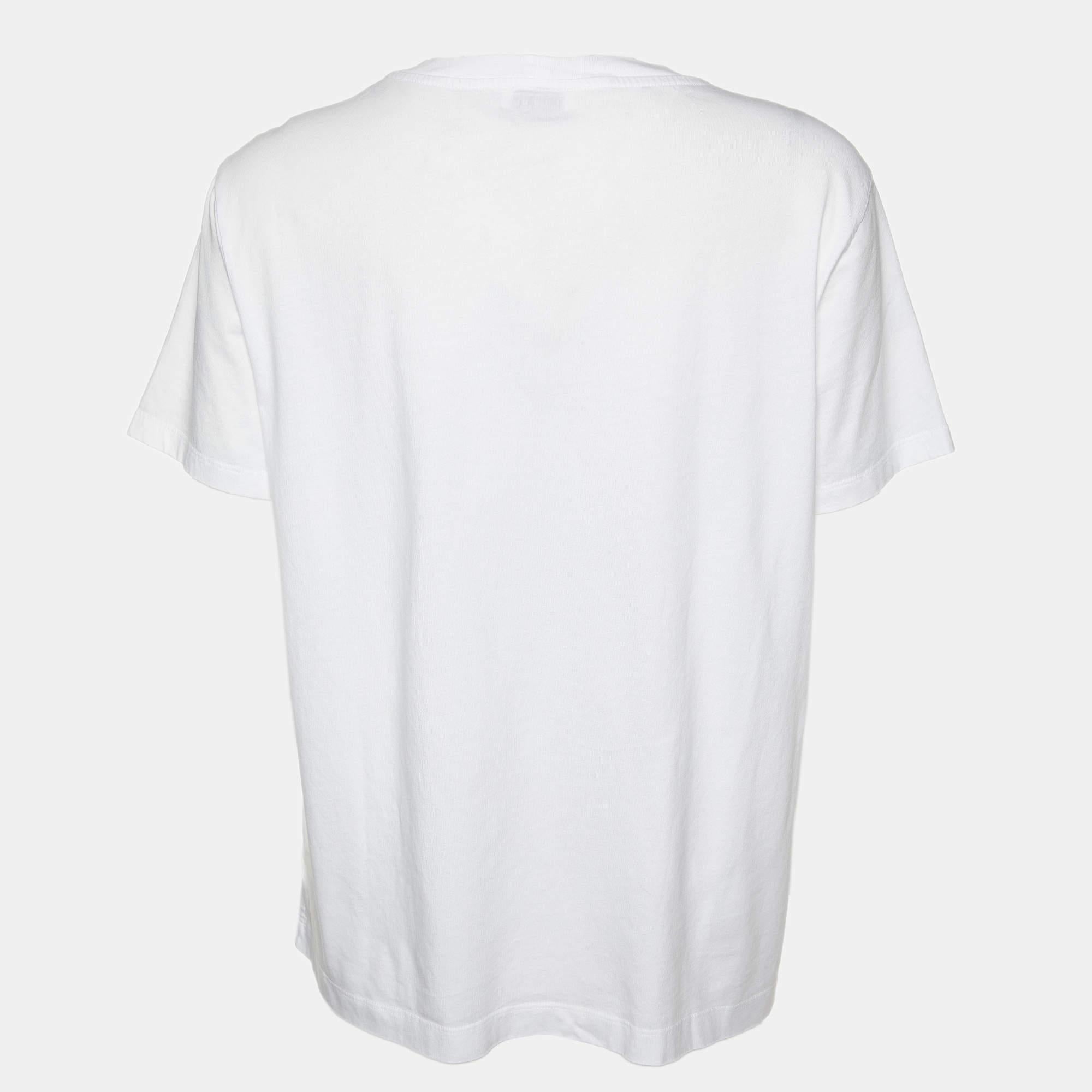 Perfect for casual outings or errands this T shirt is the best piece to feel comfortable and stylish in. It flaunts a catchy shade and a relaxed fit.