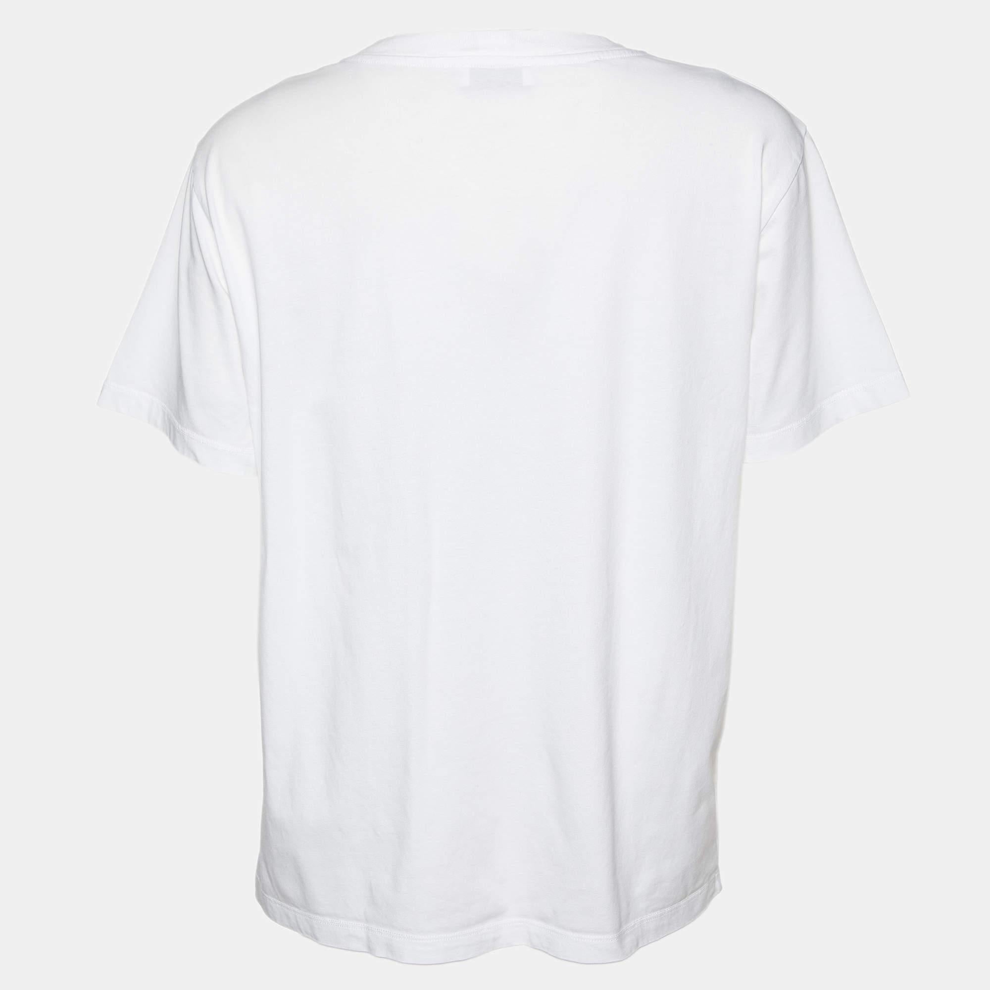 Perfect for casual outings or errands this T shirt is the best piece to feel comfortable and stylish in. It flaunts a catchy shade and a relaxed fit.