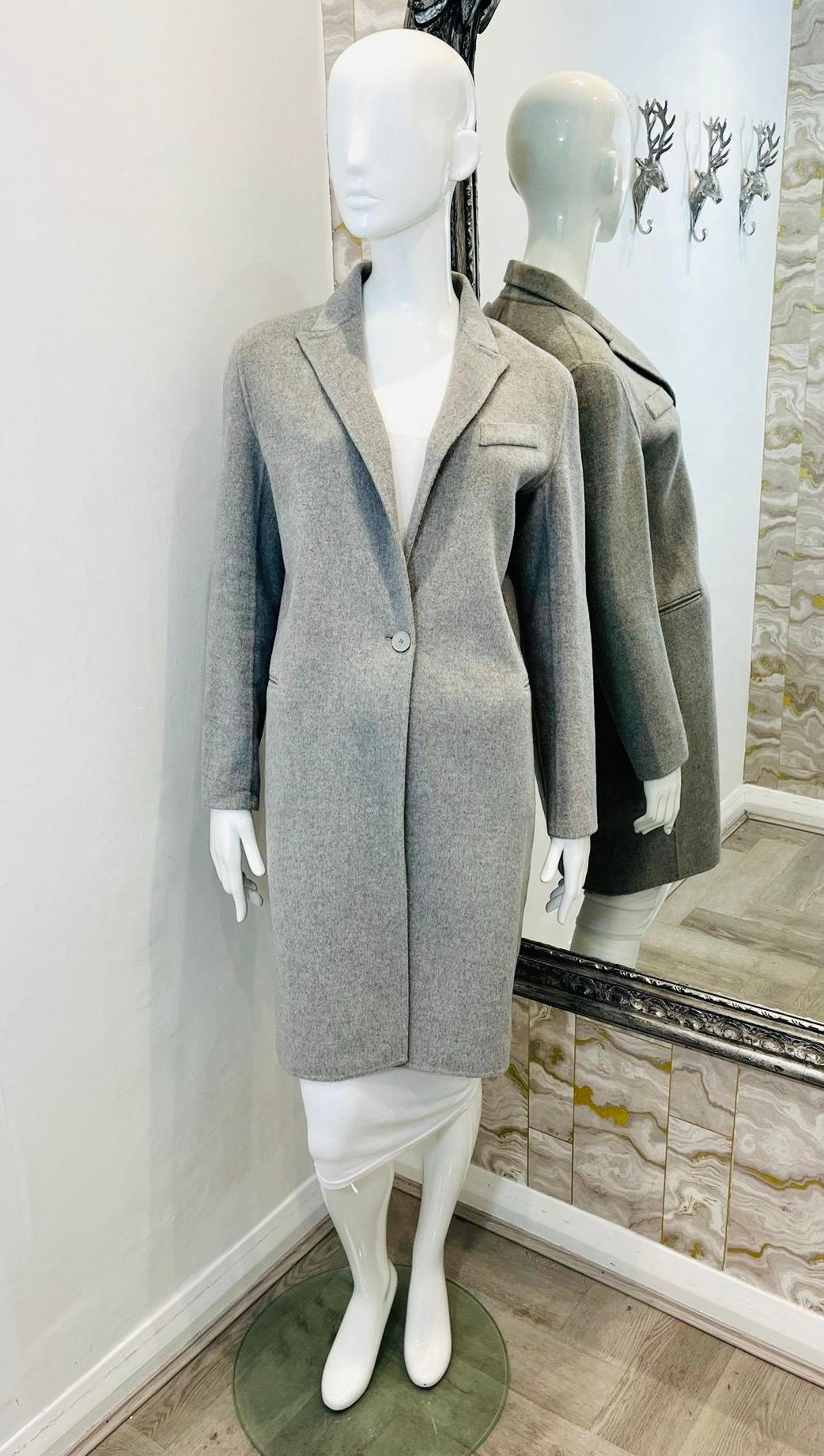 Sandro Wool Coat

Single breasted grey coat styled with three pocket design.

Featuring notched lapels and above-the-knee length.

Size –  38FR

Condition – Very Good

Composition – 80% Wool, 20% Polyester