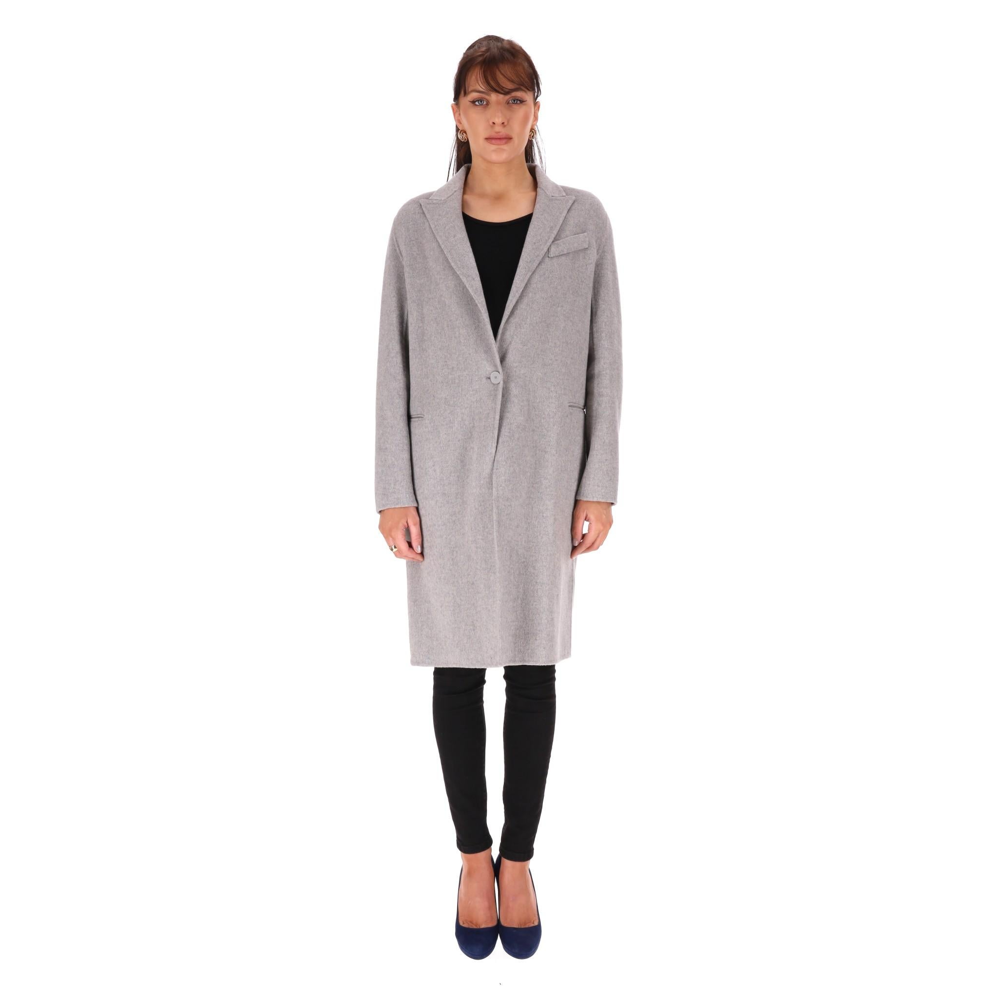 Coates in lana di Sandro

Cappotto monopetto grigio in lana con tre tasche sul davanti.

Caratterizzato da rever a specchio e lunghezza sopra il ginocchio. Prezzo di listino circa 800 euro

Taglia - 38FR

Condizioni - Molto buone

Composizione - 80%