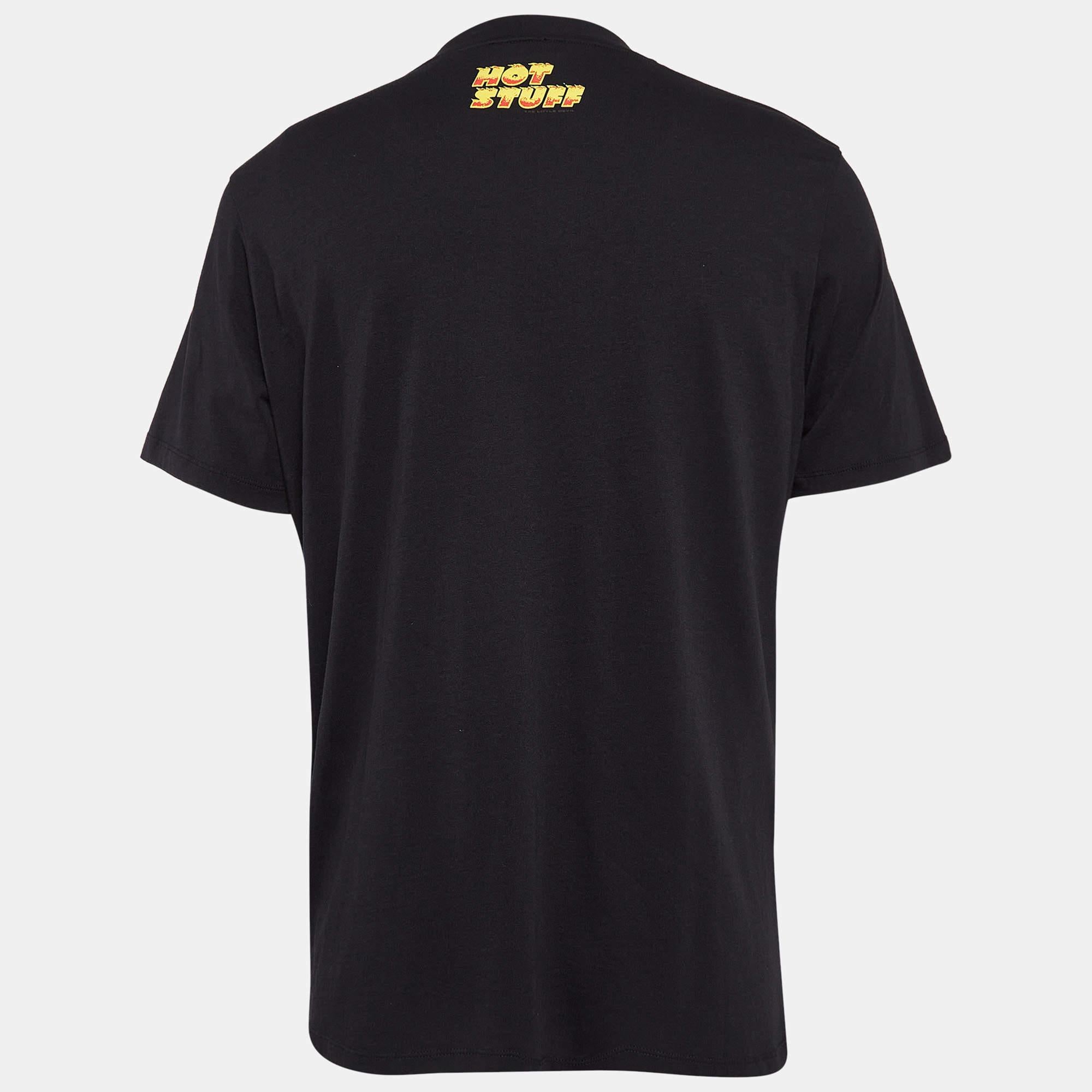A perfect combination of comfort luxury and style this Sandro x Hot t shirt is a must have piece Made from quality materials the creation can be styled with denim pants and sneakers for a cool look.