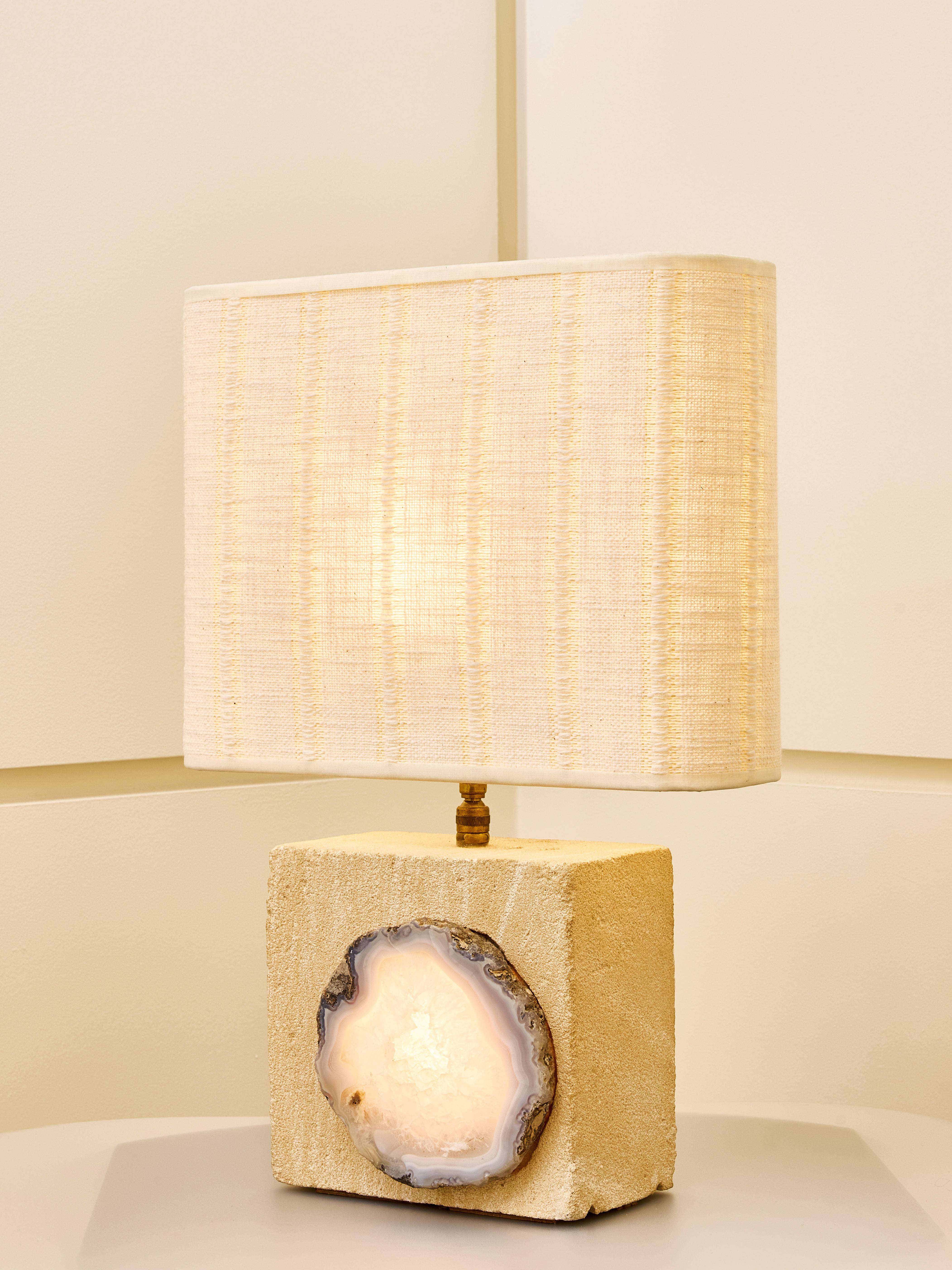 Sandstein und Achat Vintage Tischlampe (Französisch) im Angebot