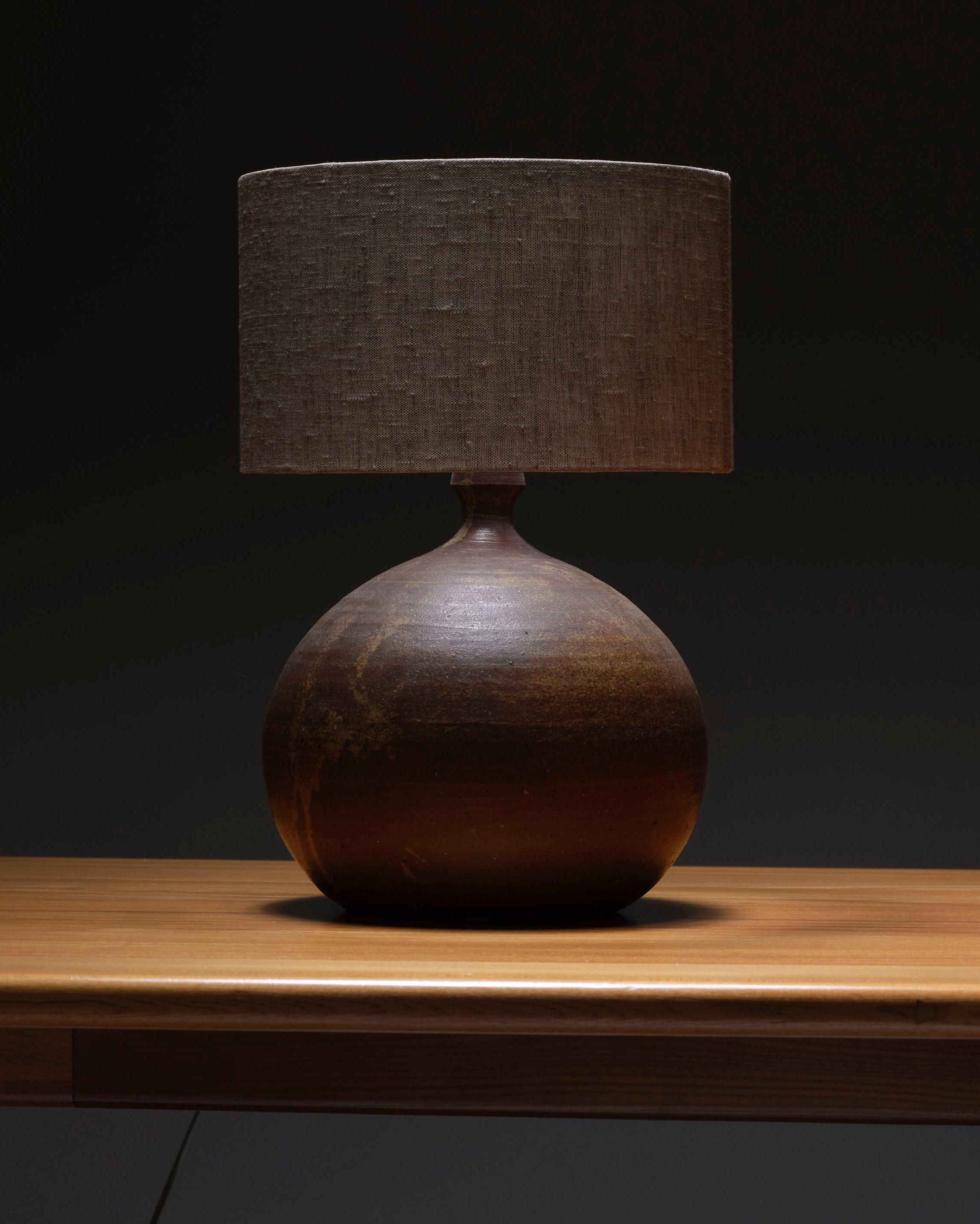 Große Tisch- oder Stehlampe aus Steingut, signiert La Borne, 1970er Jahre. Funktionale Elektrifizierung. Insgesamt in sehr gutem Zustand. Verkauft ohne Lampenschirm.

DV2490