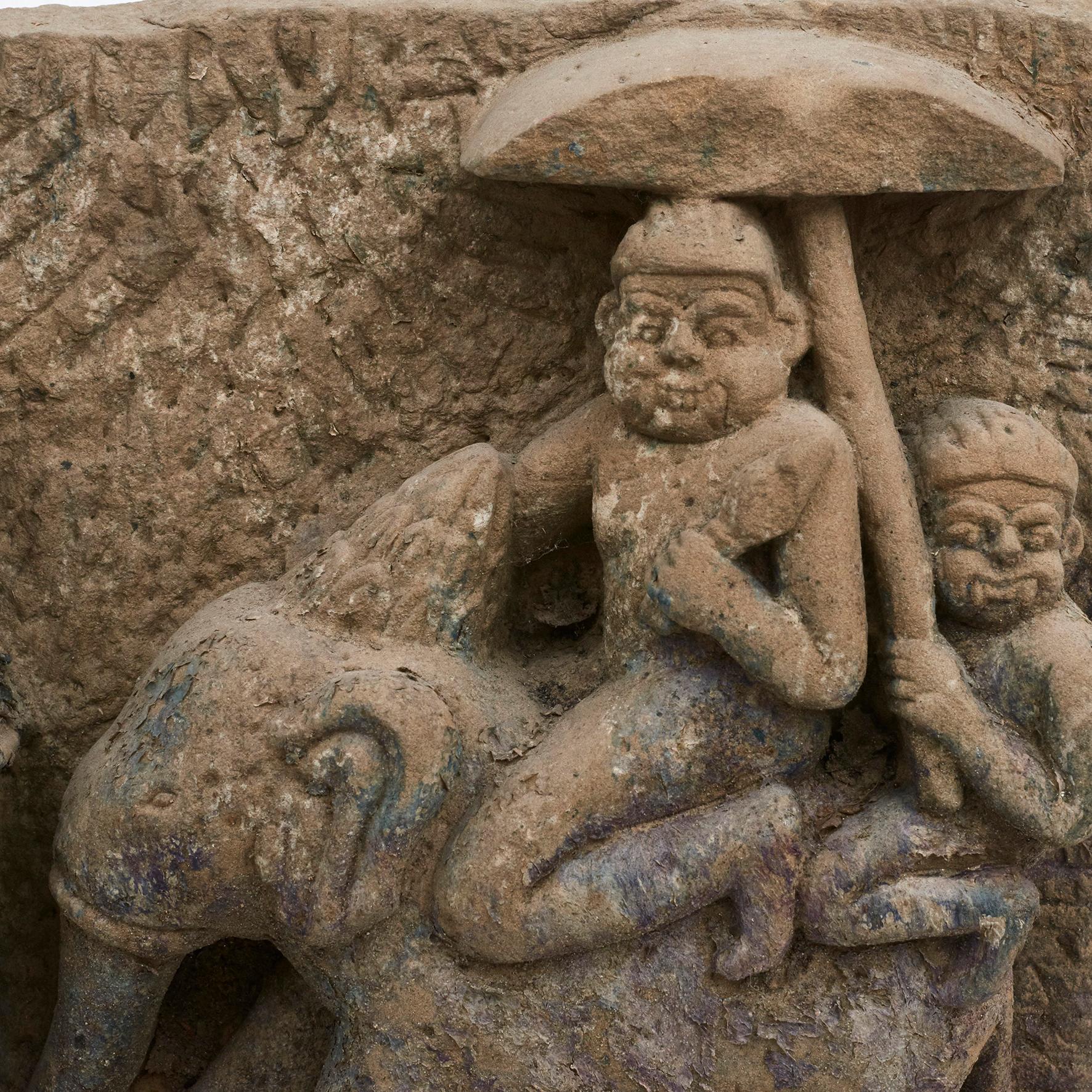 Intagliato a mano Scultura in arenaria con due demoni che cavalcano un elefante, Birmania, 15-16° secolo in vendita