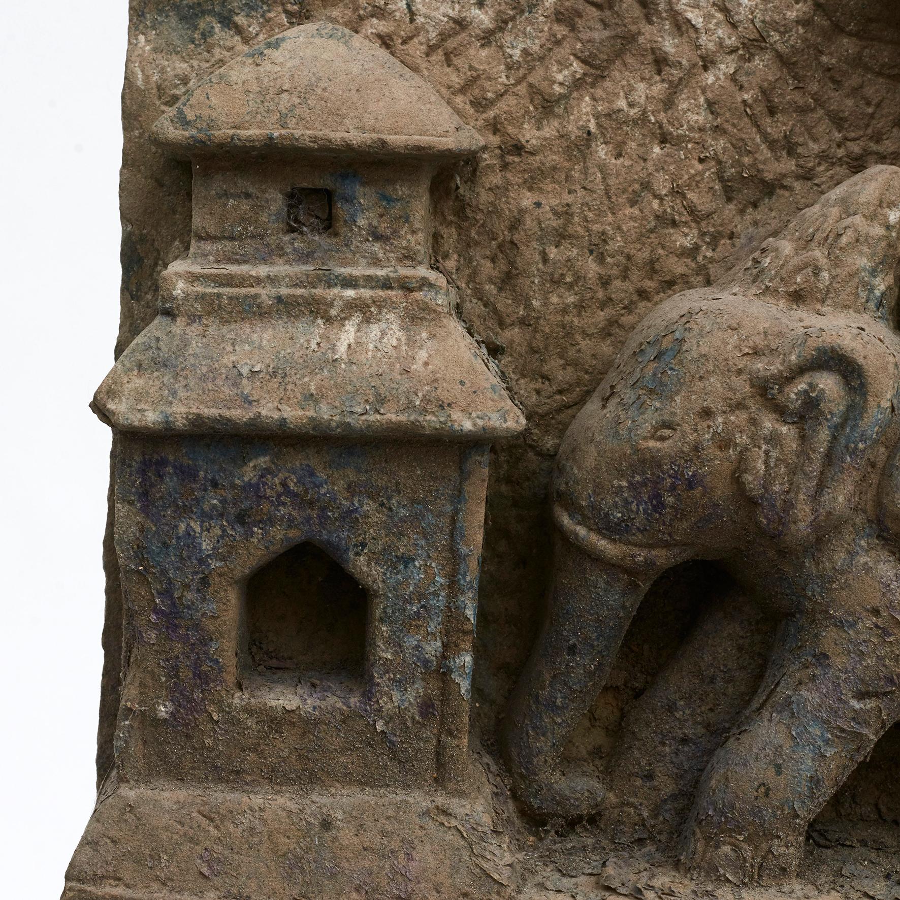 Scultura in arenaria con due demoni che cavalcano un elefante, Birmania, 15-16° secolo In condizioni buone in vendita a Kastrup, DK