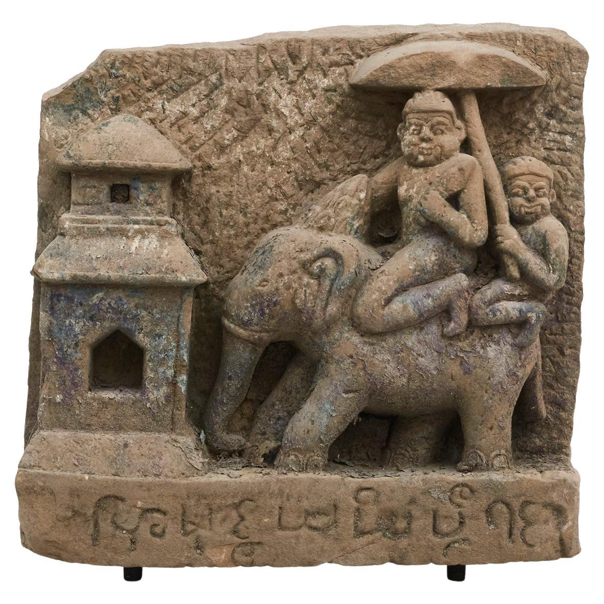 Talla en arenisca de dos demonios montados en un elefante, Birmania, siglo XV-XVI