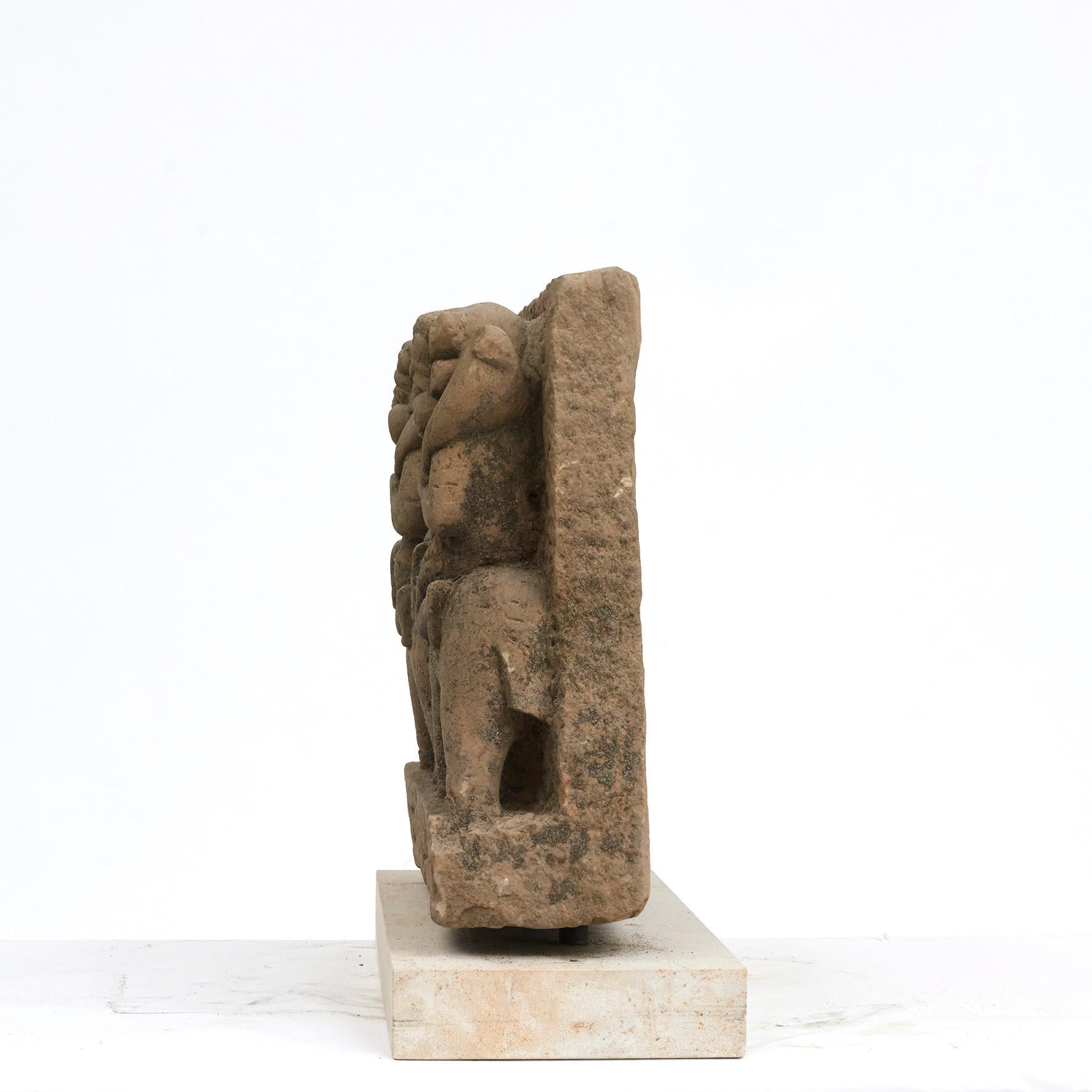 Sandsteinschnitzerei von zwei Gottheiten, die auf Elefanten reisten (Sonstiges) im Angebot