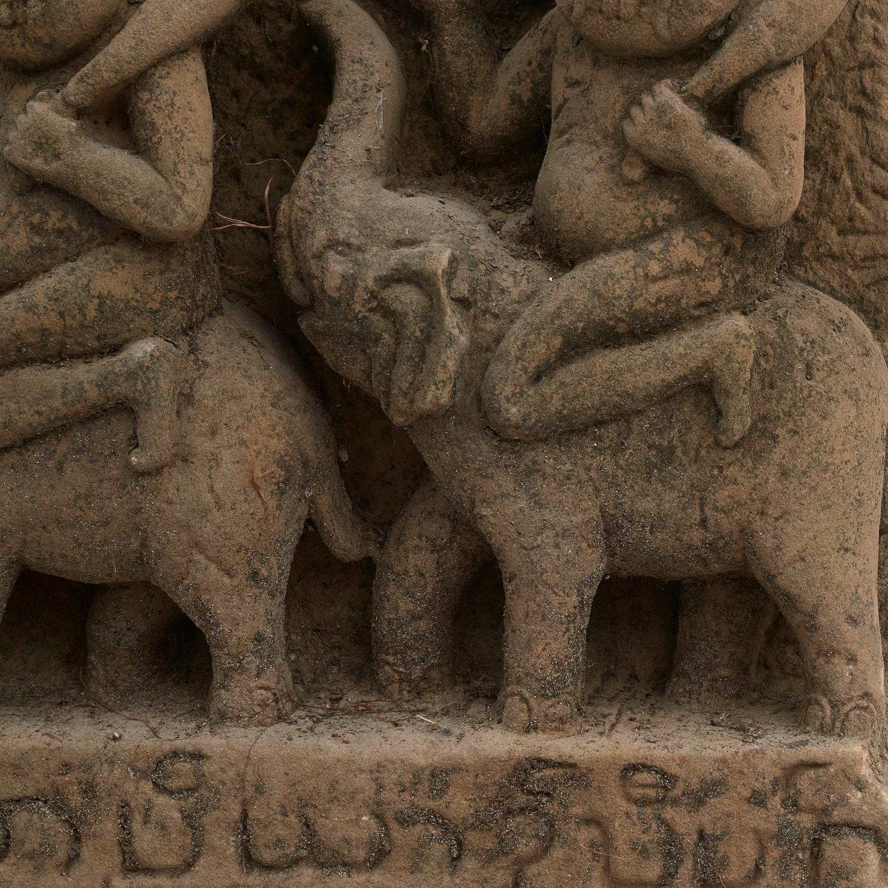 Sandsteinschnitzerei von zwei Gottheiten, die auf Elefanten reisten (Handgeschnitzt) im Angebot