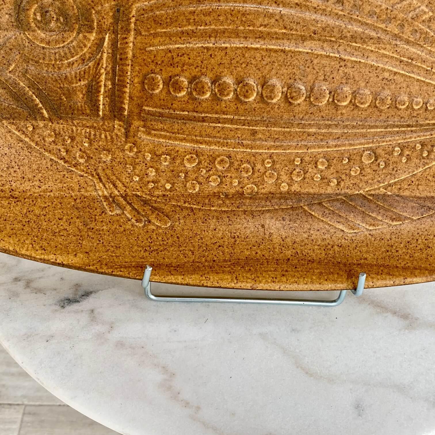 Mid-Century Modern Plat en grès, de France 1950, avec un motif de poisson, de couleur marron en vente