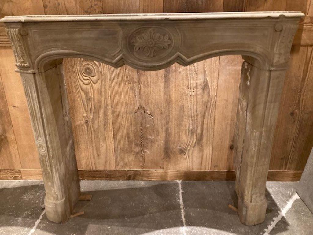 Sandstone fireplace mantel, dating from the 18th century.
Inside dimensions : 94cm wide & 84cm high