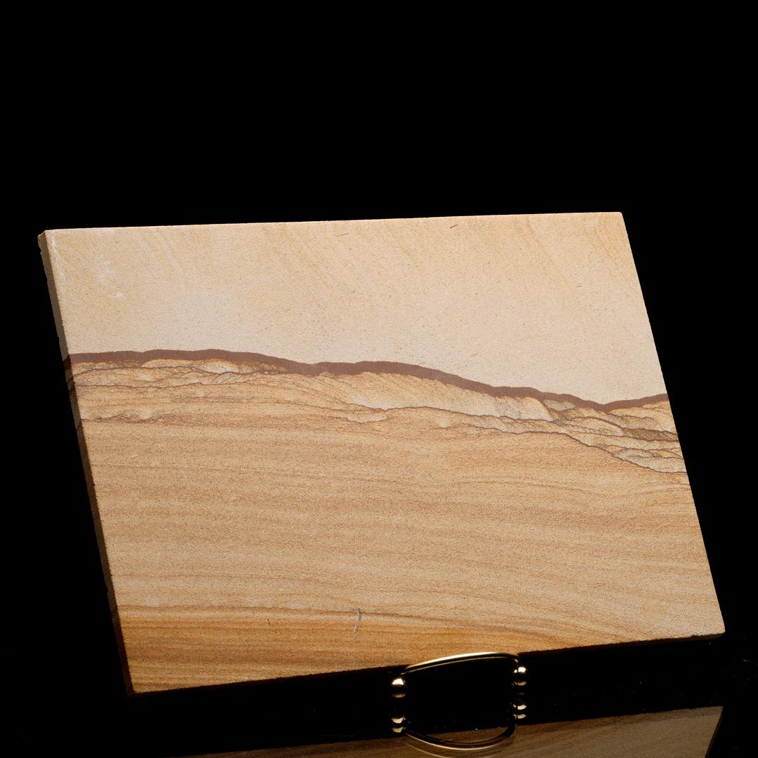 Über Jahrmilliarden hinweg wurde Sand über Sand im Meer geschwemmt und verdichtet, um diesen Sandstein zu bilden, der Linien und Formen wie ein Landschaftsgemälde zeigt. Dieser Würfel aus dem Südwesten New Mexicos ist ein wirklich einzigartiges