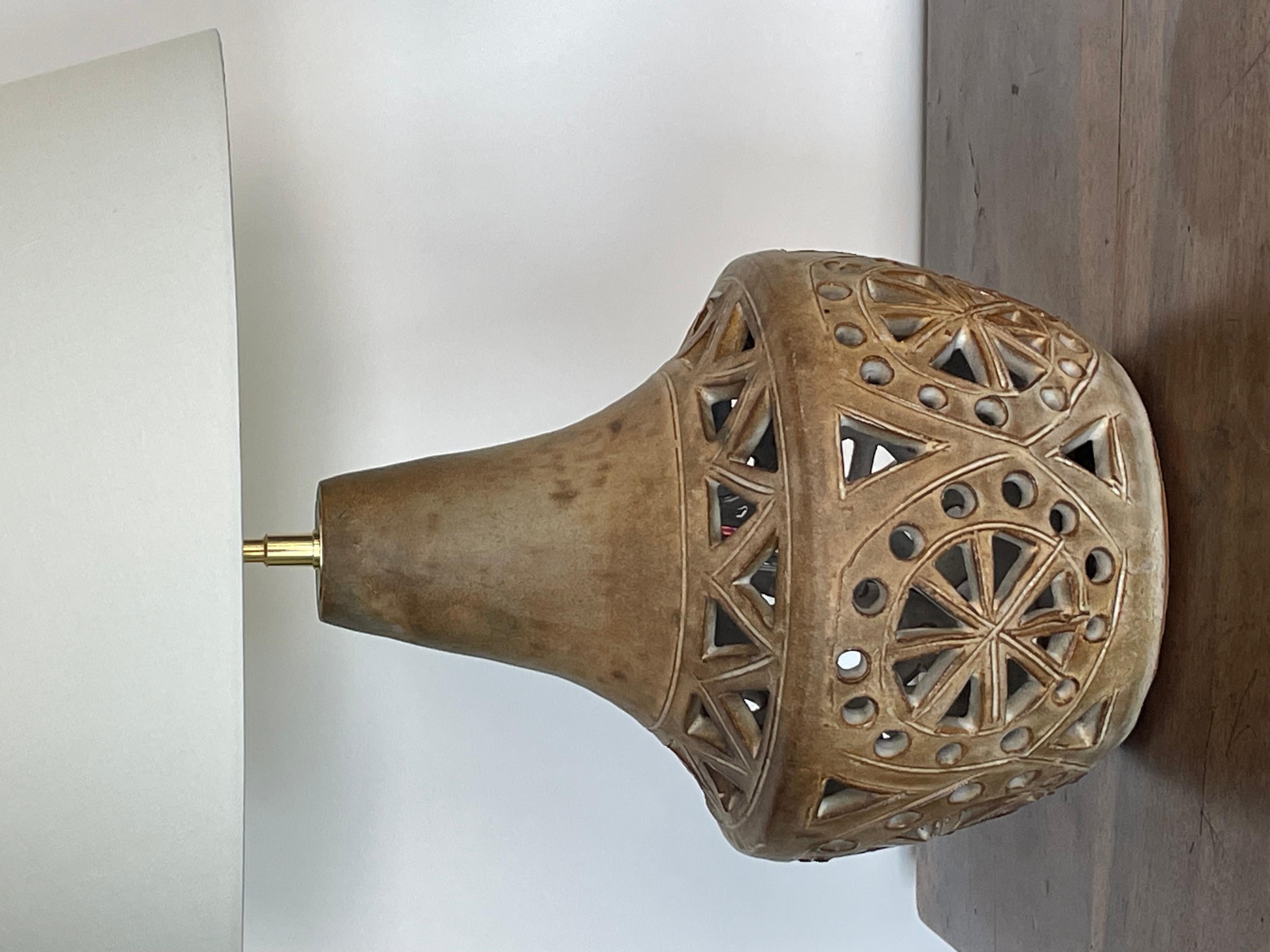 Sandstone lamp signed agnes escala In Excellent Condition In GRENOBLE, FR