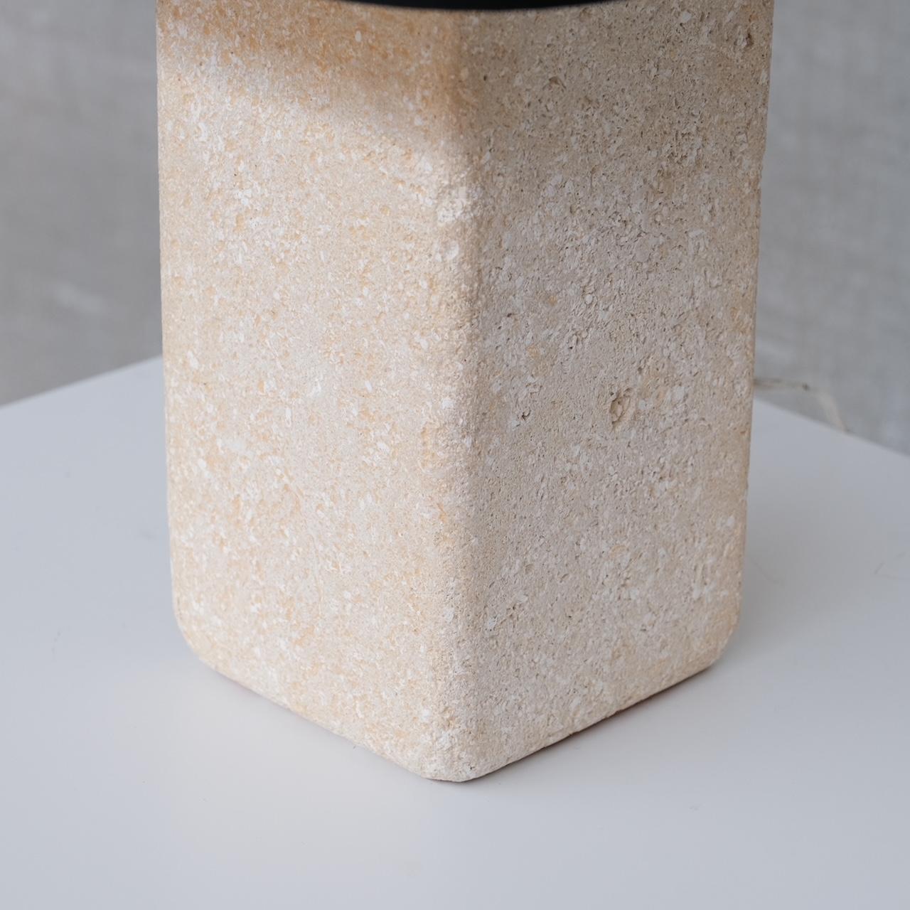 Sandstein Mid-Century Belgien Tischlampe  (20. Jahrhundert) im Angebot
