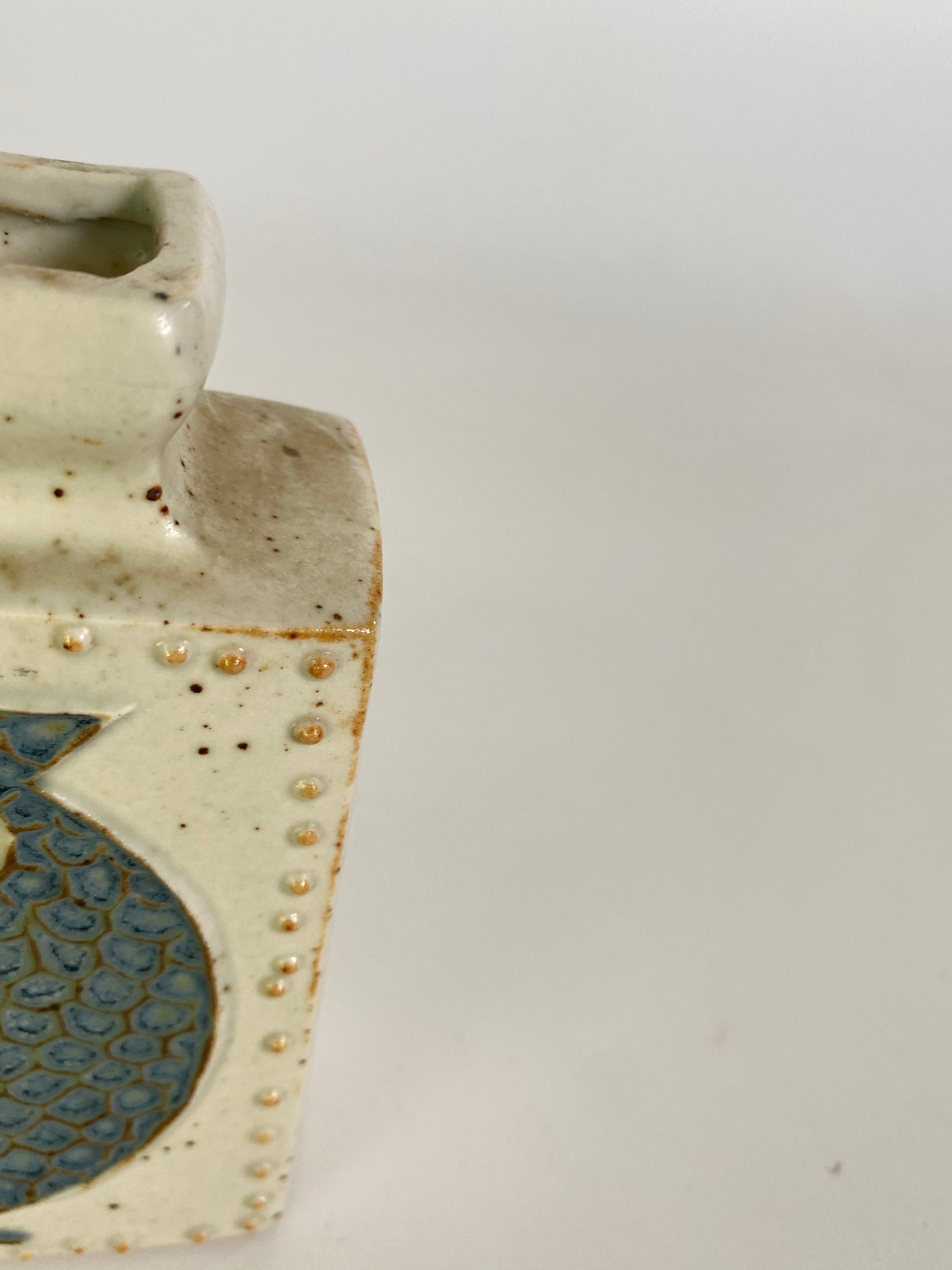 Skandinavische Sandsteinvase aus der Mitte des Jahrhunderts, mit Katzendekor-Muster, Blau und Weiß im Zustand „Gut“ im Angebot in Auribeau sur Siagne, FR