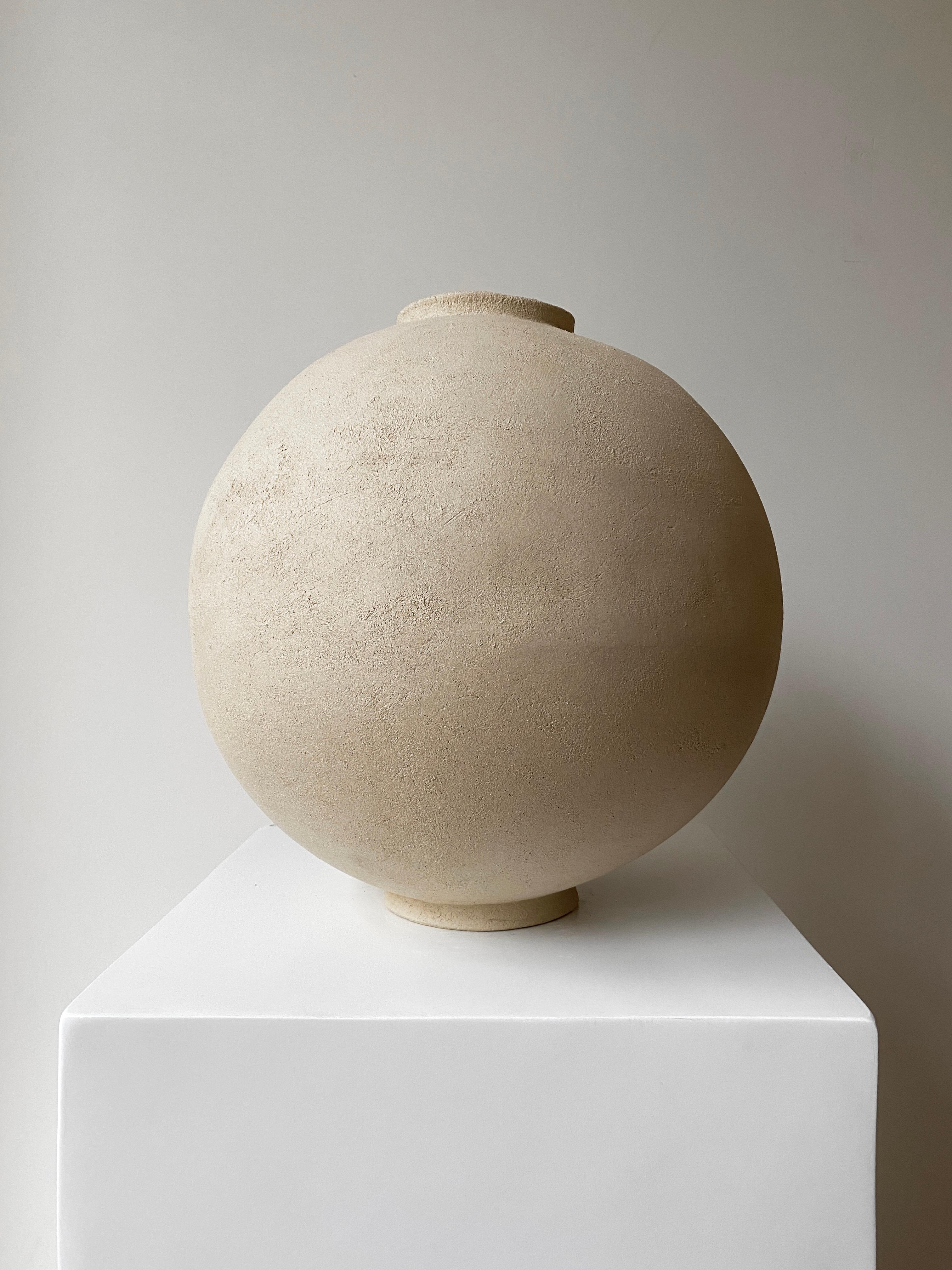 Sandstone moon jar by Laura Pasquino
Dimensions: Ø 33 x H 33 cm, opening Ø 10 cm
Materials: Stoneware ceramic
Finishing: Glazed matte interior, unglazed natural exterior
Colour: Off white

Laura Pasquino
Incorporating references from ancient Korean