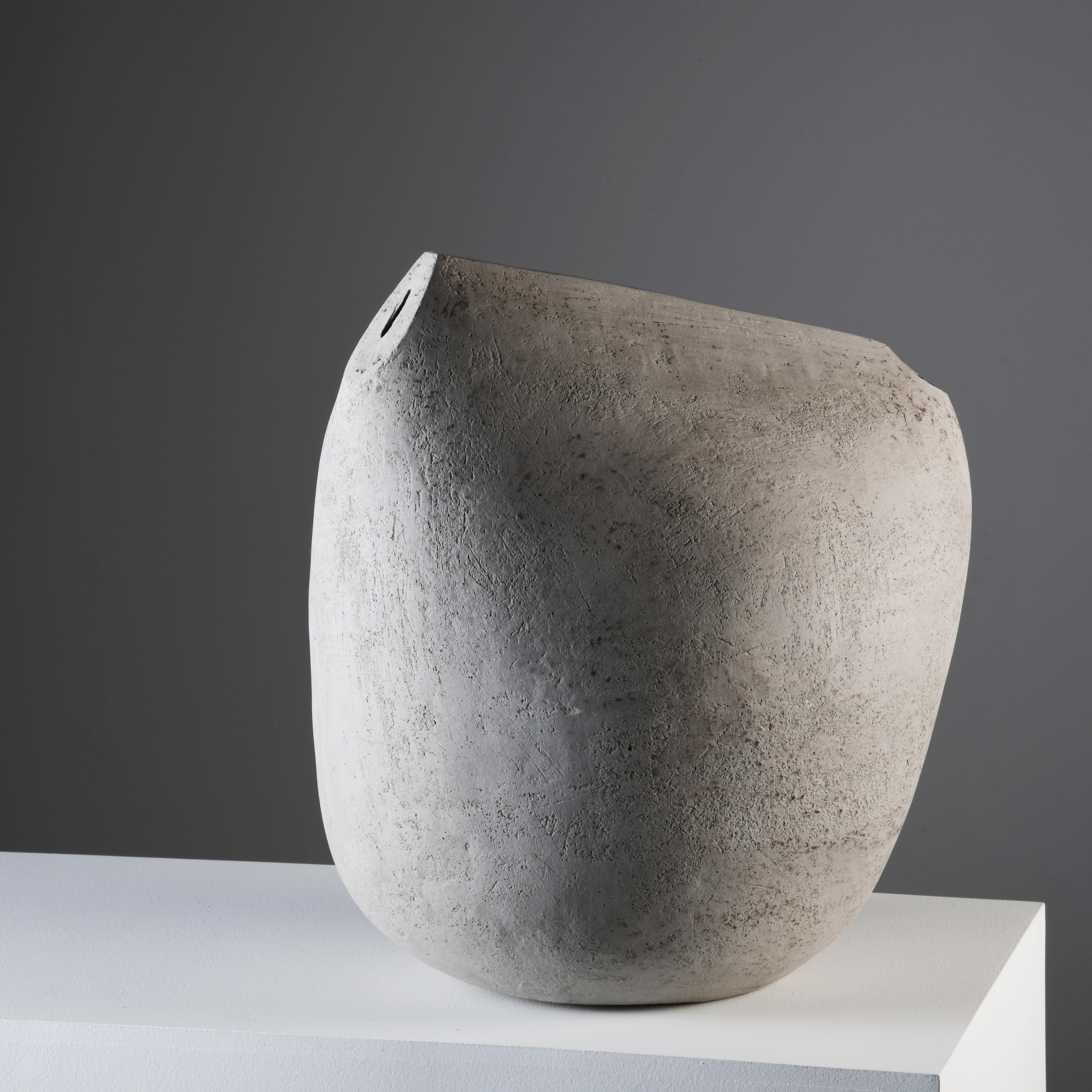 Sandstone sculpture by a contemporary french artist In New Condition For Sale In SAINT-YRIEIX-SUR-CHARENTE, FR