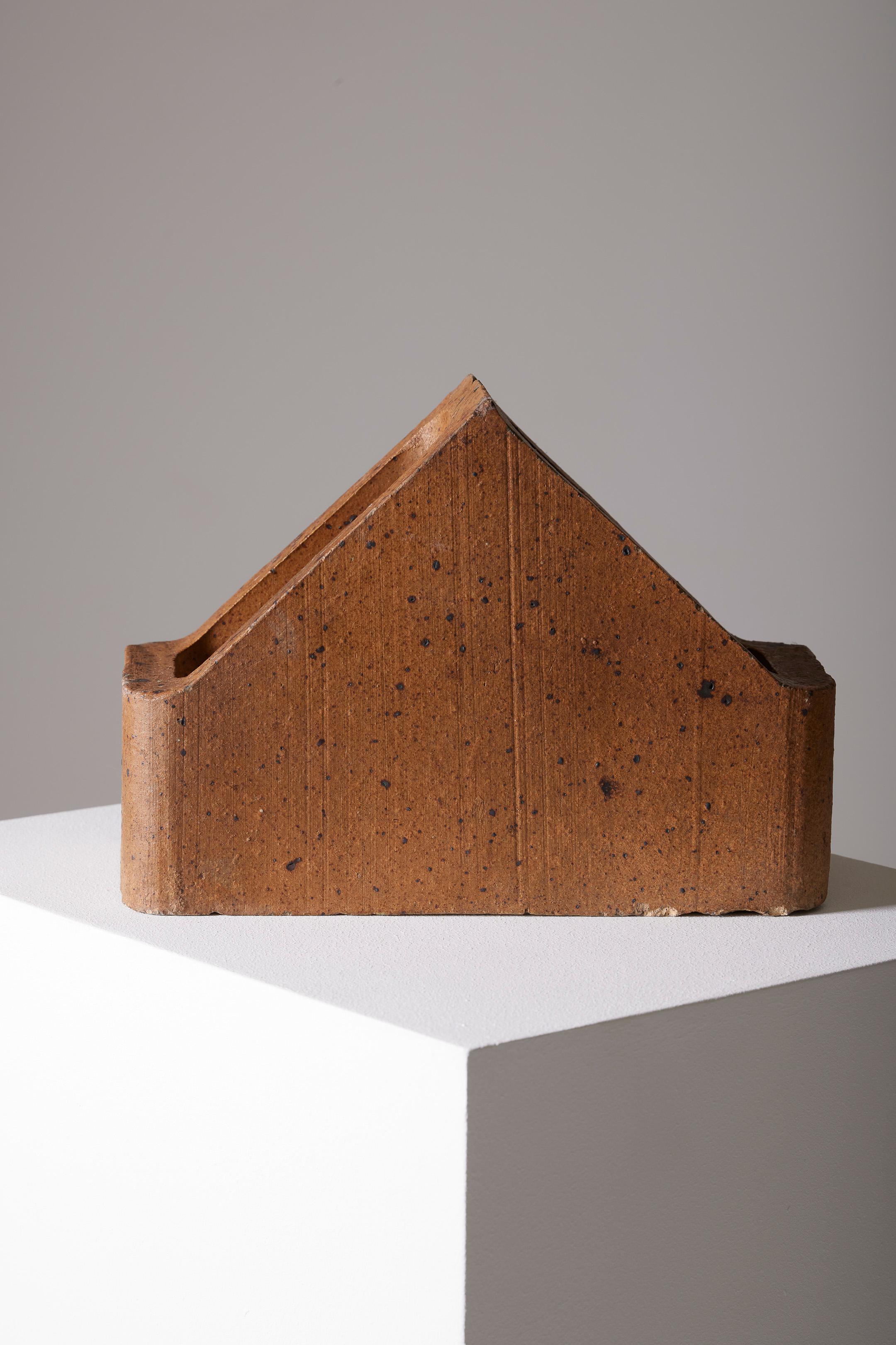  Sandstone sculpture by Pierre Digan with 2 compartments. In very good condition, a beautiful piece.
LP3181
