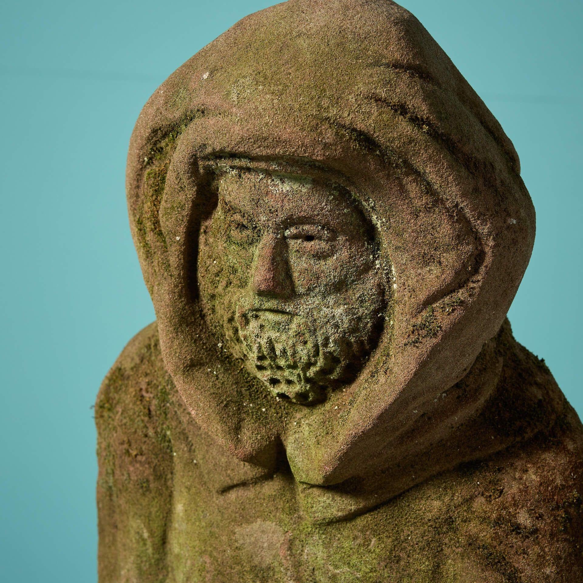 Médiéval Sculpture en grès d'une figure vêtue en vente