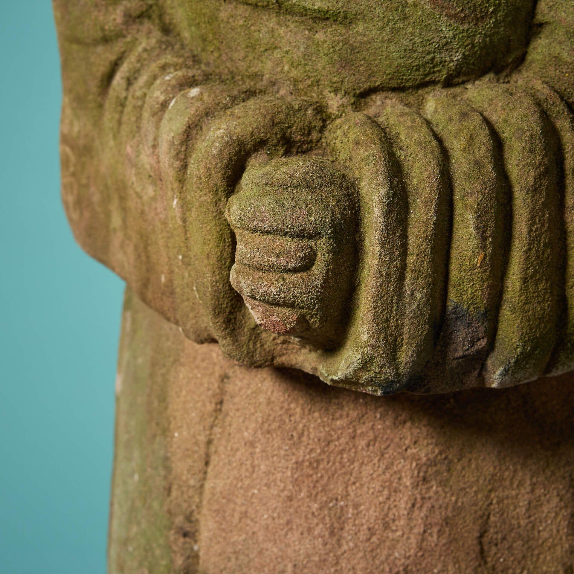 Anglais Sculpture en grès d'une figure vêtue en vente
