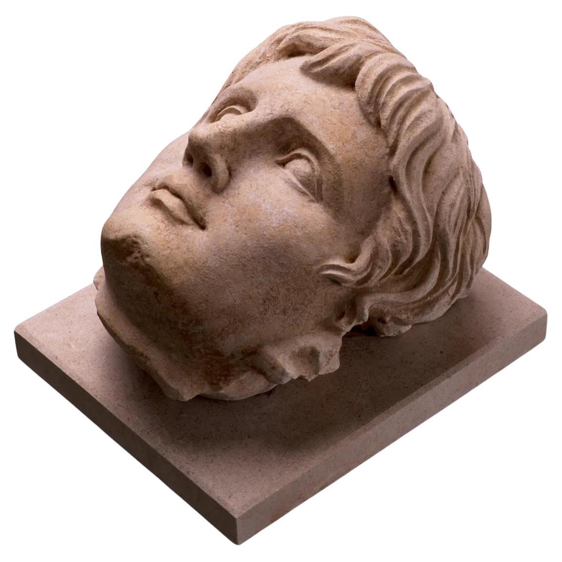 Escultura en arenisca del emperador Augusto al estilo de la Antigua Roma. en venta