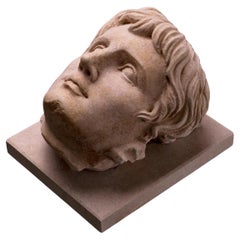 Escultura en arenisca del emperador Augusto al estilo de la Antigua Roma.