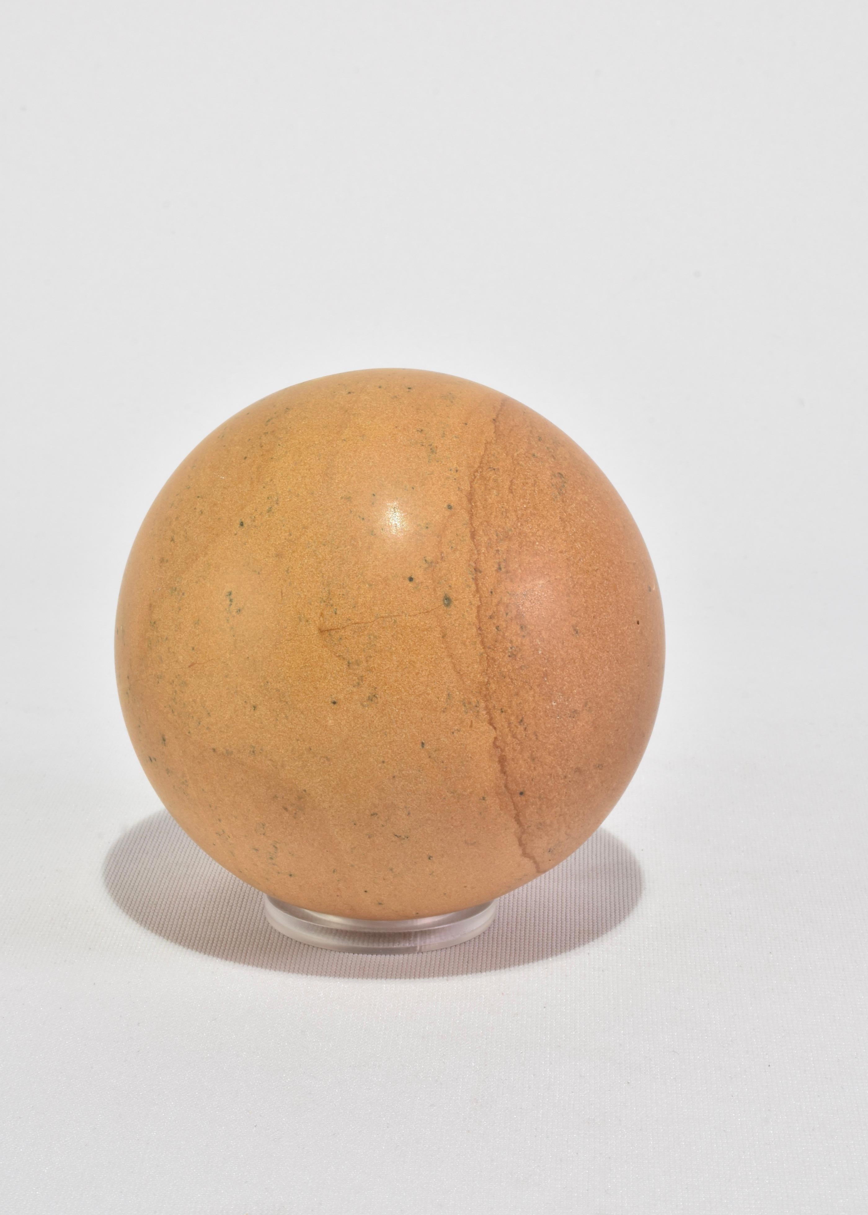 Die Buchstütze Sphere ist das neueste Design aus unserer hauseigenen Kollektion. Stellen Sie ihn als Skulptur aus, verwenden Sie ihn als schicken Türstopper, oder einfach als Buchstütze. Handgefertigt aus gelbem Sandstein von Kunsthandwerkern in