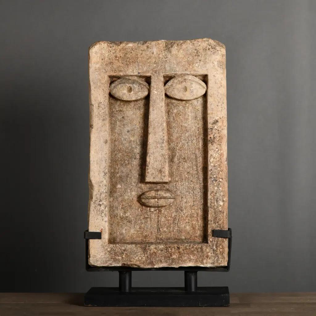 Le modèle Nez Grec est une imposante stèle en grès réalisée dans le style archaïque de l'Arabie du Sud, s'inspirant directement des anciennes reliques du royaume de la reine de Saba (IIIe-XIe siècles avant notre ère). Cette grande pièce