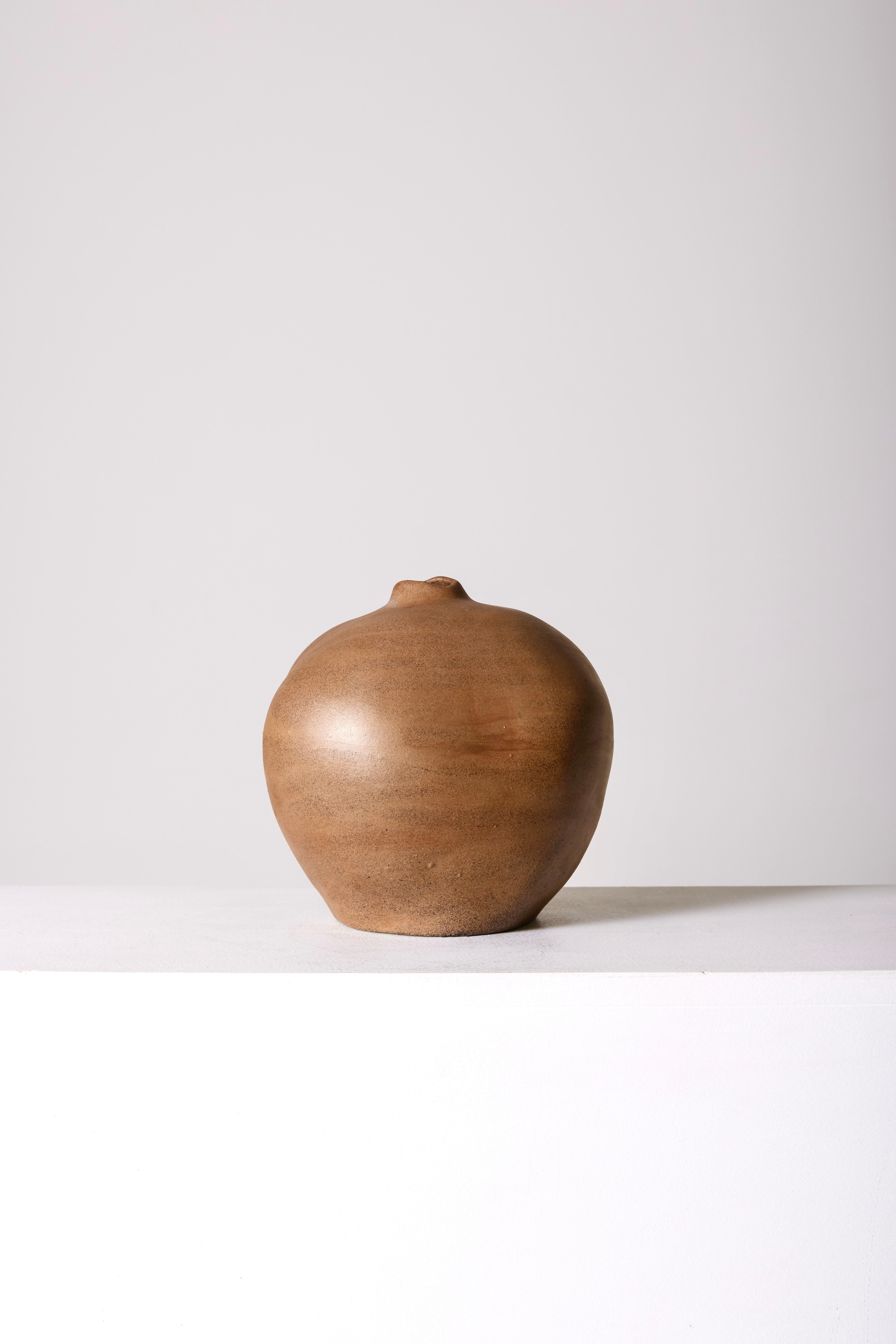 Vase boule en grès, de fabrication française en très bon état.
LP1108