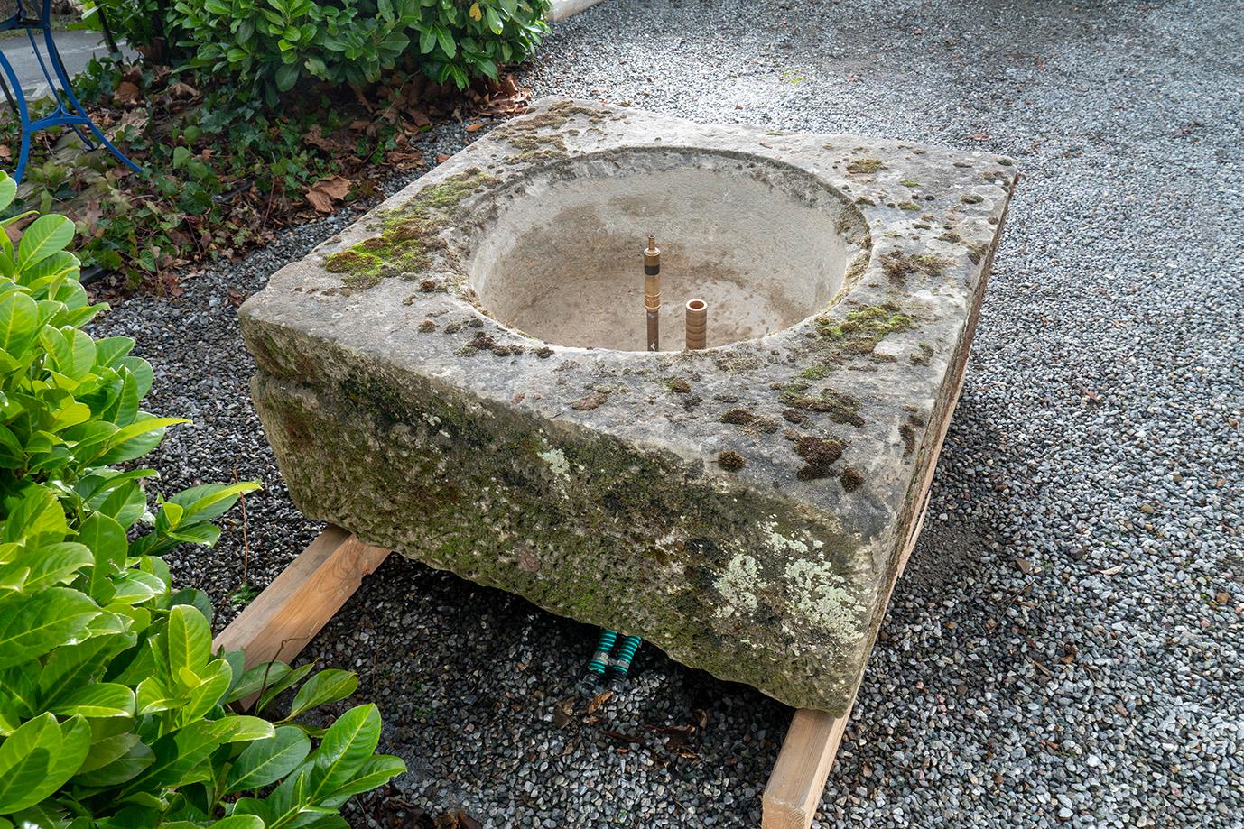A nice well in a square base. In the middle is a water fountain.
The patina is really nice and the well is from the 18th century.
The well is not too small and not too big. Just perfect for the garden.
Maybe some little birds like to take a bath