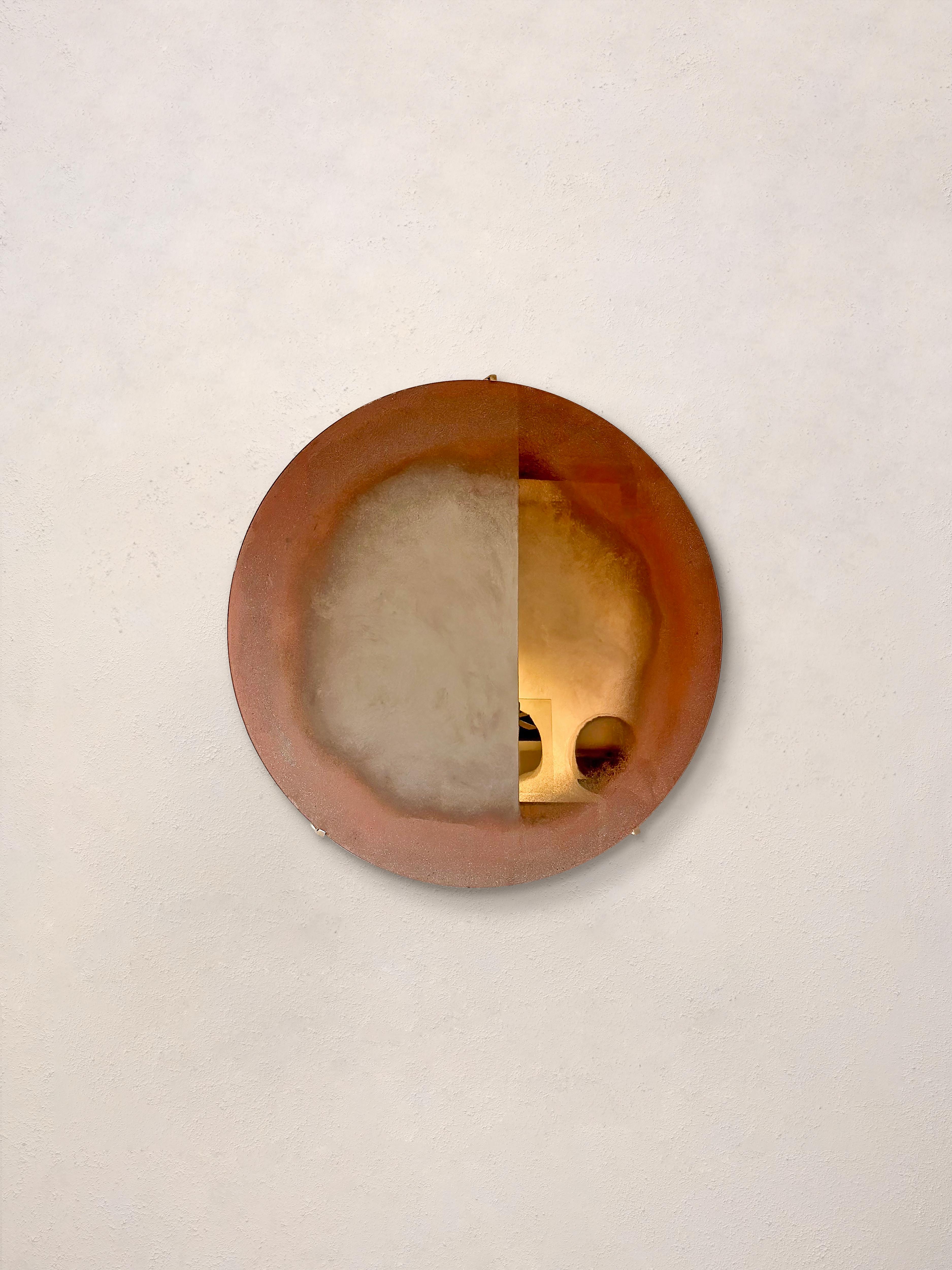 Silver Mirror with Copper Pigment. Clear Glass.
Ø80 cm  Thickness: 4 mm  
Colour: Copper  Hanger: Brass
