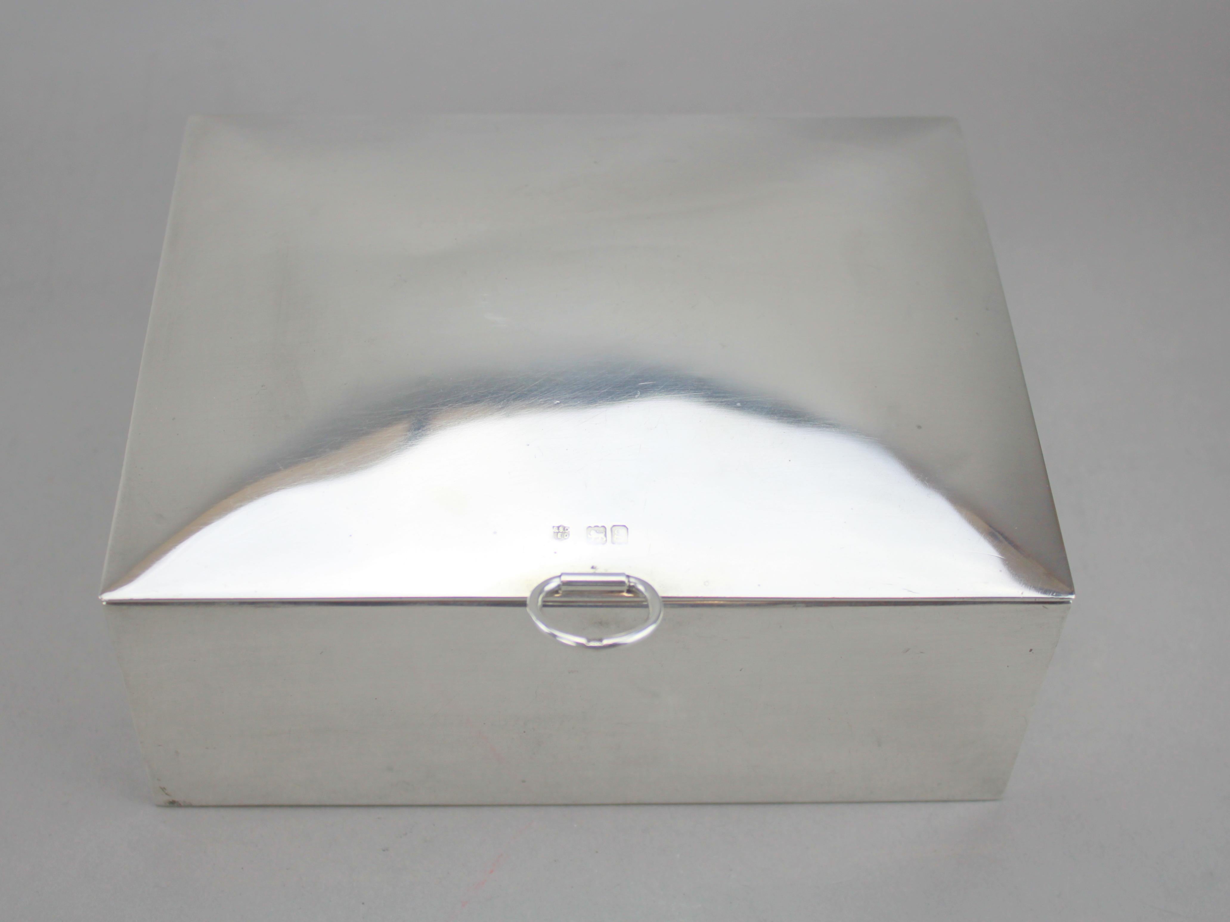 Antique sterling silver sandwich box / biscuit box / tea caddy 
Maker : Drew & Sons
Made in London 1902
Fully hallmarked.

Dimensions - 
Size : 17.9 x 14 x 7.2 cm
Weight : 556 grams

Condition : Box has some visible surface wear and tear