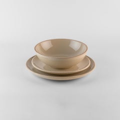 Piatti merlati color sabbia: Zuppa, portaoggetti, piatto laterale per 4 persone. Realizzati a mano in Italia 2024