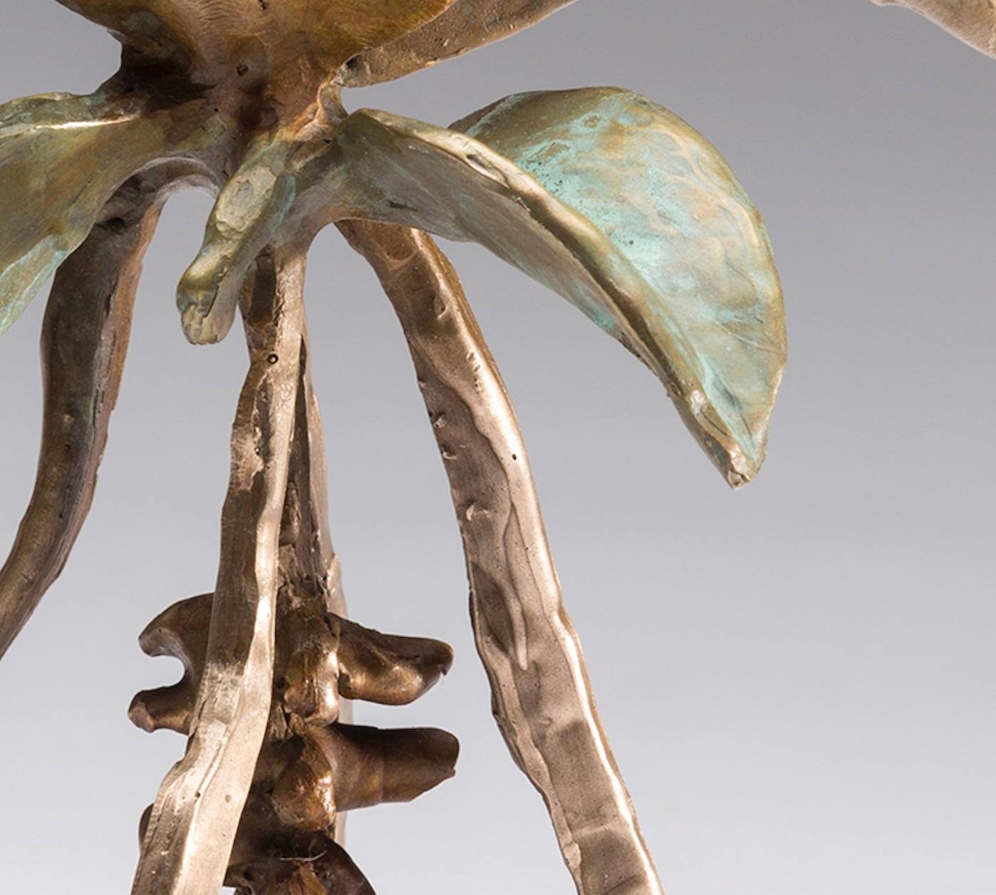Perdiz en una Pera 18/100 - Figurative Sculpture Oro de Sandy Graves